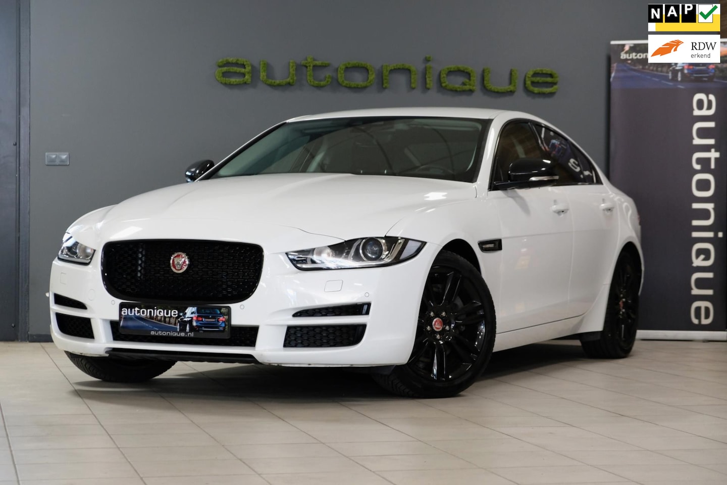 Jaguar XE - 2.0t *Lederen Bekleding/Camera* |79.005km|Blackpack 200pk! - AutoWereld.nl