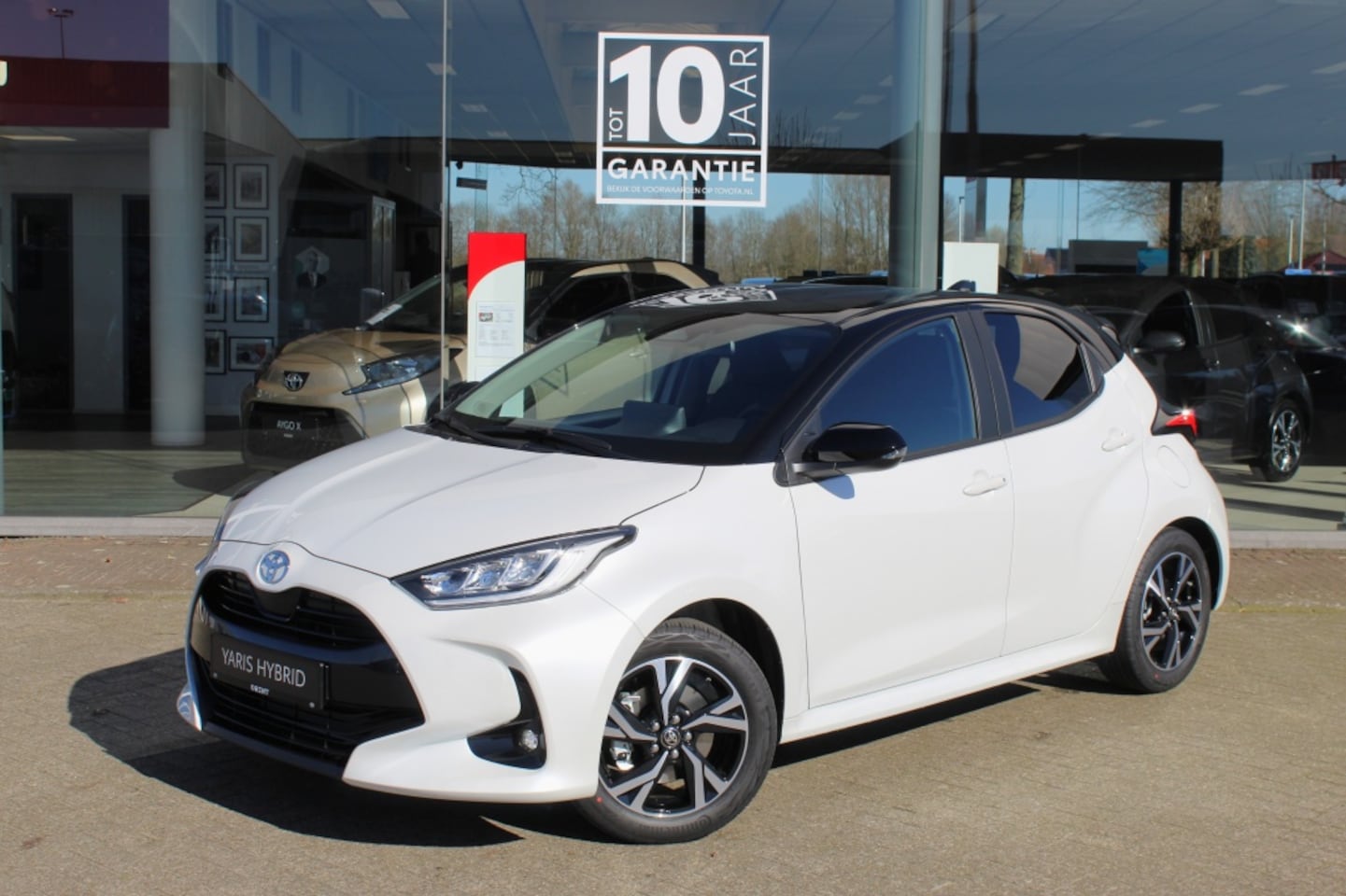 Toyota Yaris - 1.5 Hybrid 115 First Edition Bi-Tone | Stuur- en stoelverwarming - AutoWereld.nl