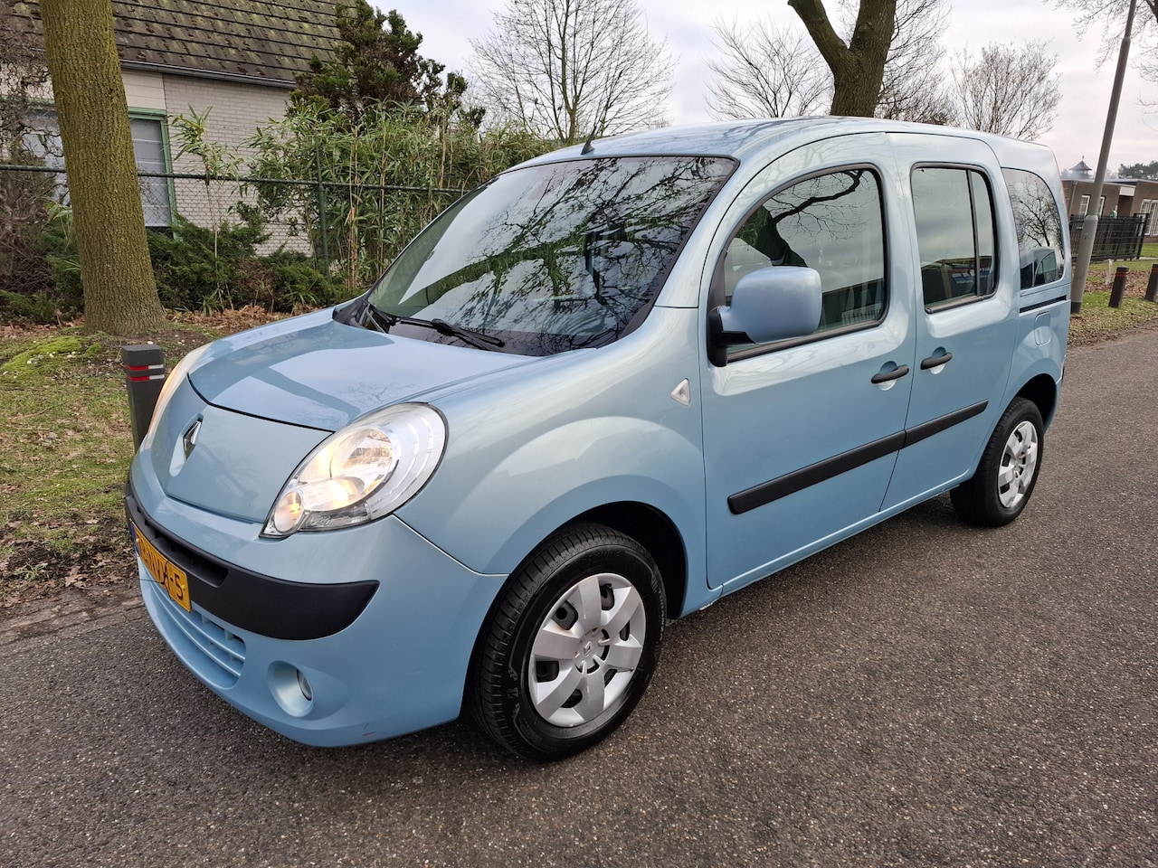 Renault Kangoo Family - 1.6-16V Automaat Expression | Aangepast met roelstoel lift | Airco - AutoWereld.nl