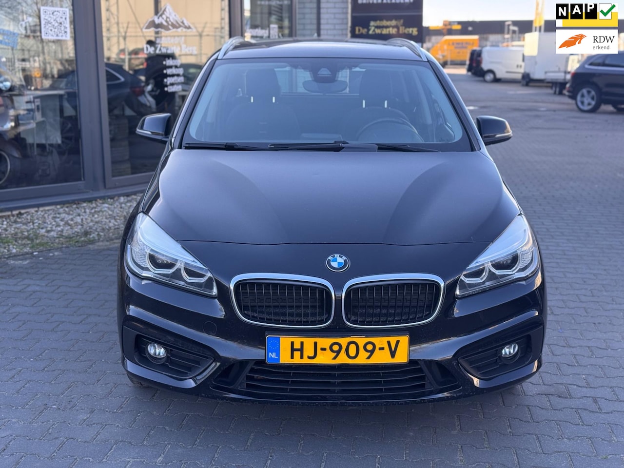 BMW 2-serie Active Tourer - 220i Essential 220i Essential, trekhaak, strakke wagen! - AutoWereld.nl