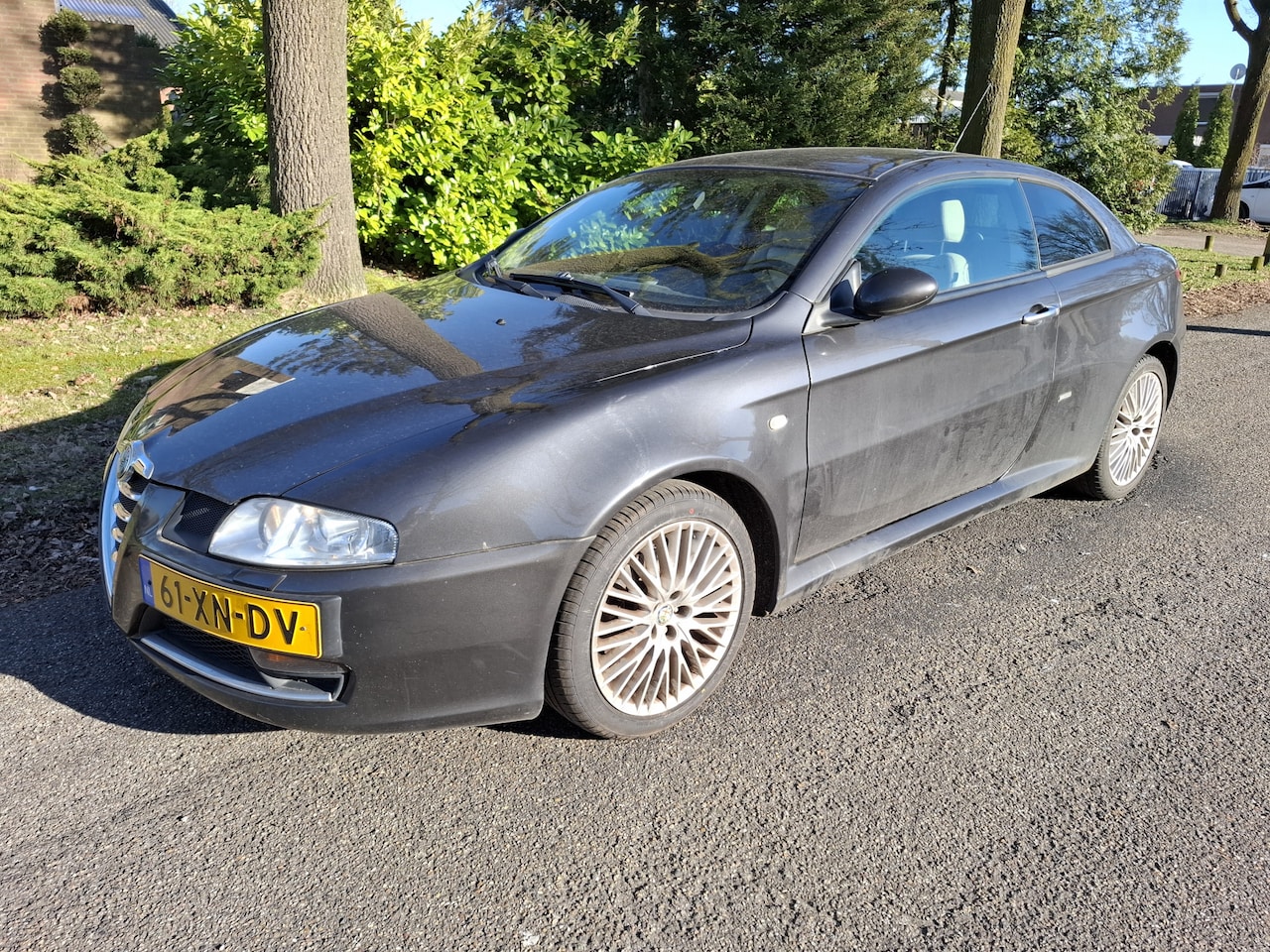 Alfa Romeo GT - 2.0 JTS Distinctive Selespeed Handel/Export | Leder | Parkeer sensoren | Navigatie | Clima - AutoWereld.nl