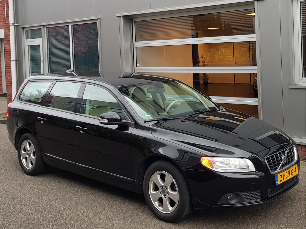 Volvo V70 - 2.0 Leder Airco/Ecc Cruise Pdc Nap - AutoWereld.nl