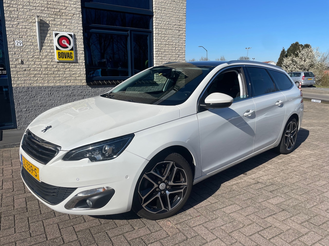 Peugeot 308 SW - 1.2 PureTech Allure-panodak-camera-trekhaak - AutoWereld.nl