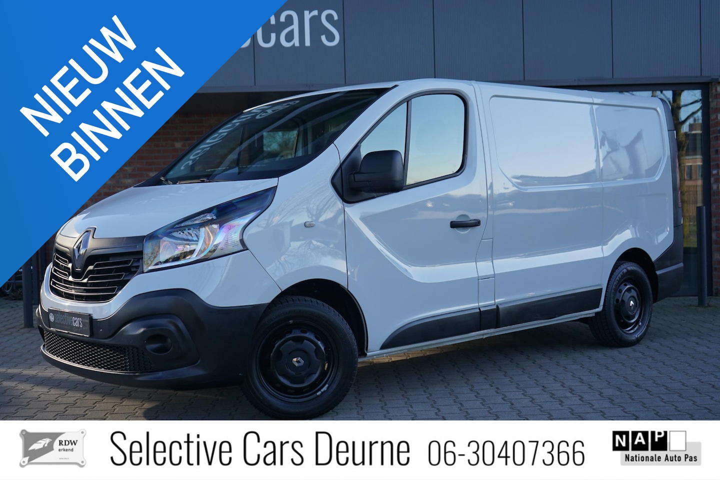 Renault Trafic - 1.6 dCi T27 L1H1 Comfort 1.6 dCi T27 L1H1 Comfort , Bluetooth, Trekhaak, 3-zitter, 1e-eigenaar, Nieuwe OH-Beurt. - AutoWereld.nl