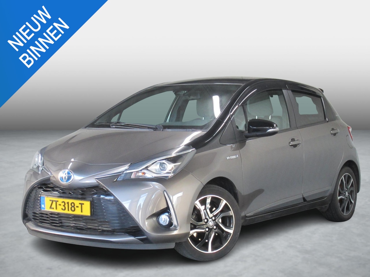 Toyota Yaris - 1.5 Hybrid Bi-Tone Navi Camera Stoelverwarming - AutoWereld.nl