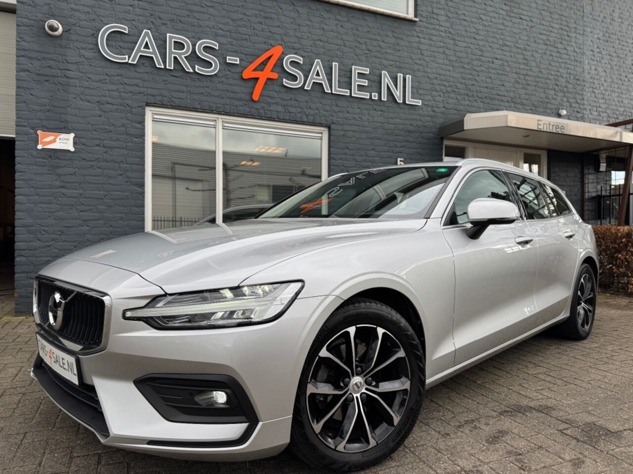 Volvo V60 - 2.0 D3 Momentum Pro + Cam + 1/2 leder + Nav - 2020 - 83dkm Uniek - AutoWereld.nl