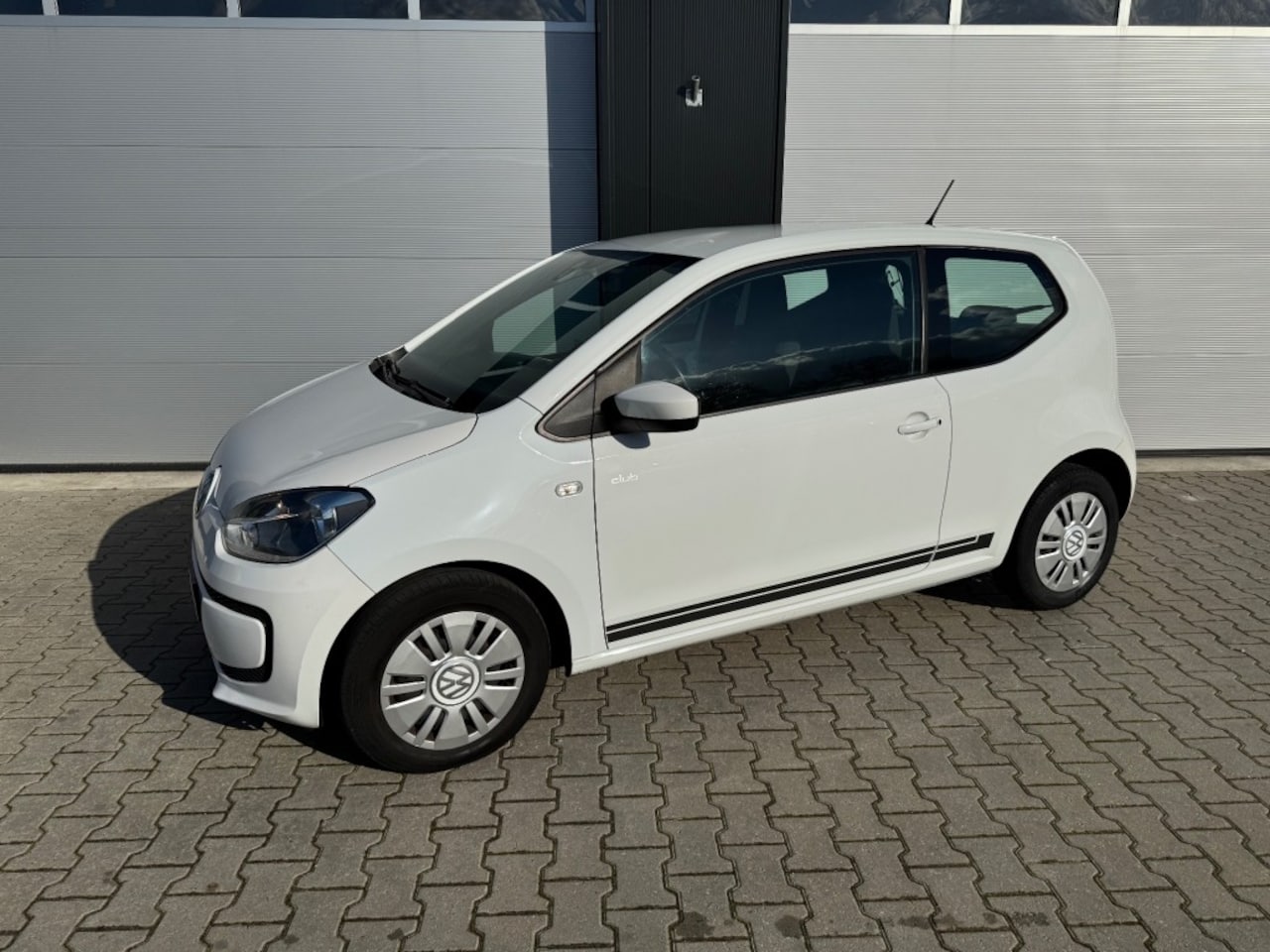 Volkswagen Up! - 1.0 Navigatie / Bluetooth / NAP / Airco - AutoWereld.nl