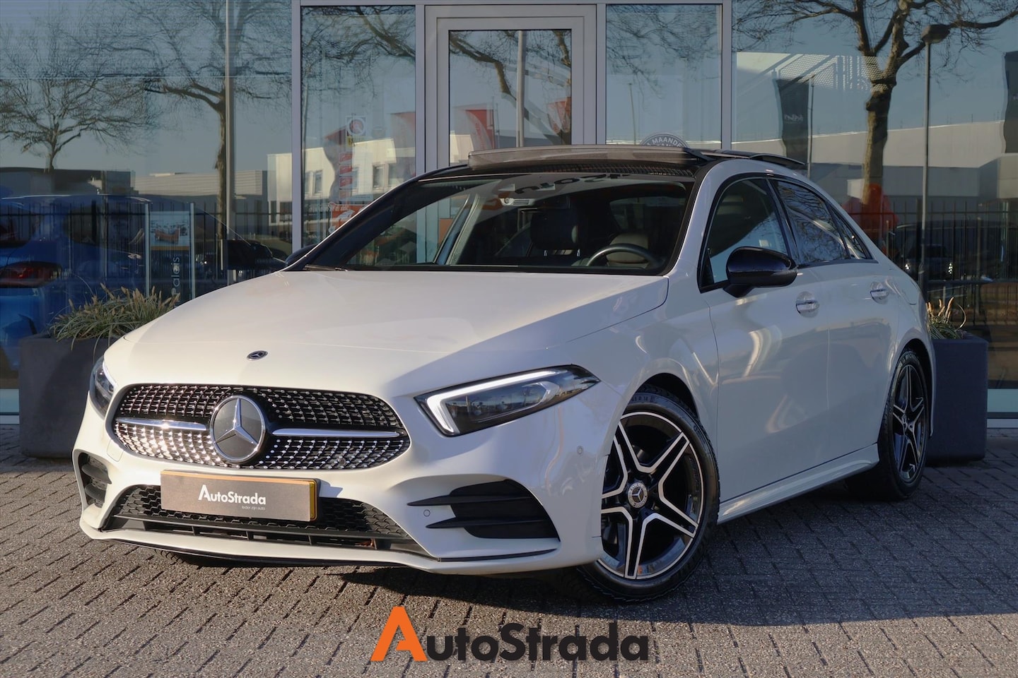 Mercedes-Benz A-klasse - Limousine A 200 AMG-Line 163pk 7G-DCT | Camera | Pano | Memory | Sfeer | Navi | Multibeam - AutoWereld.nl