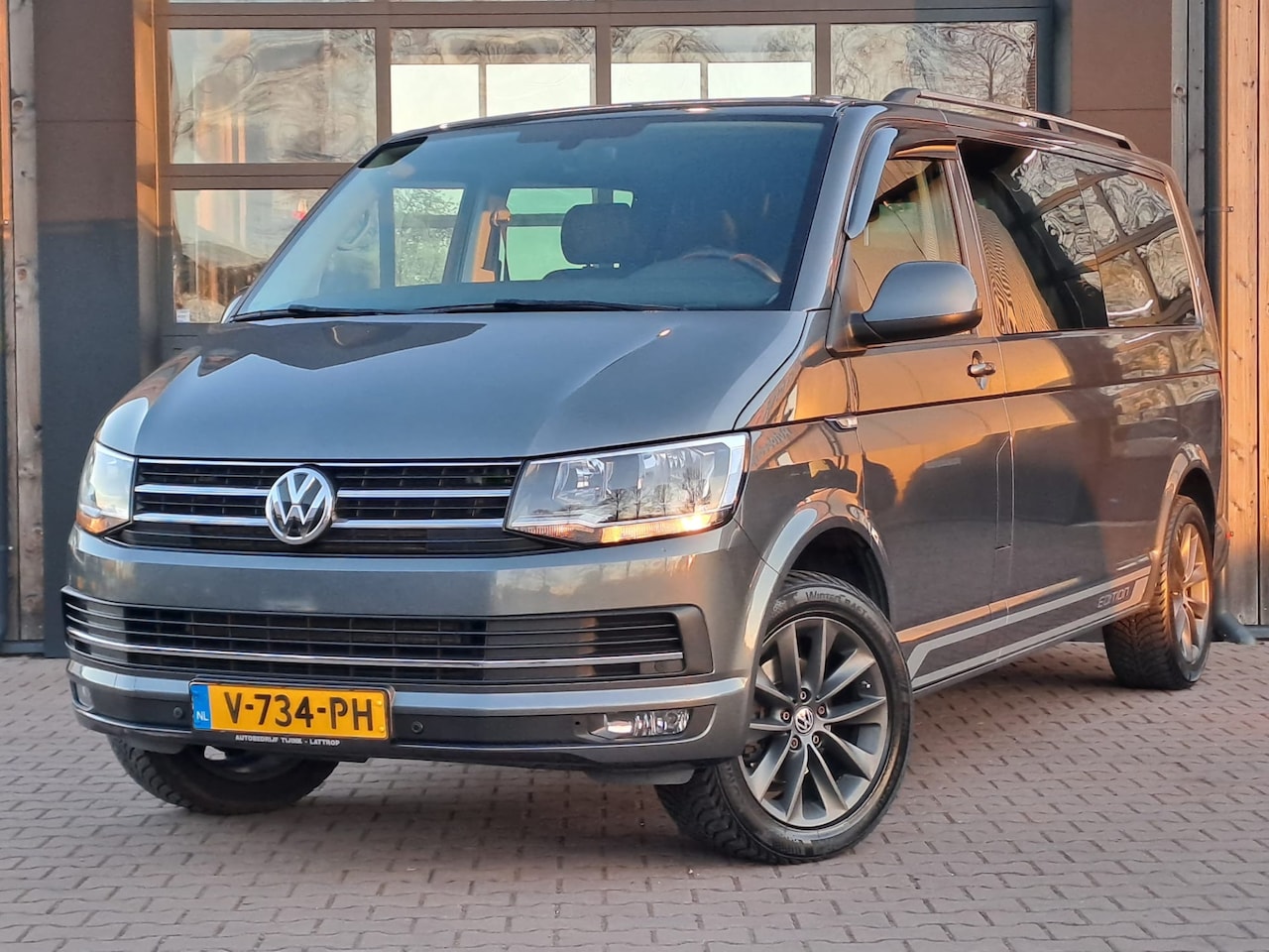 Volkswagen Transporter - 2.0 TDI 150PK DSG L2H1 DC Highline | Airco | Camera | Achterklep | Cruise | Trekhaak | LMV - AutoWereld.nl