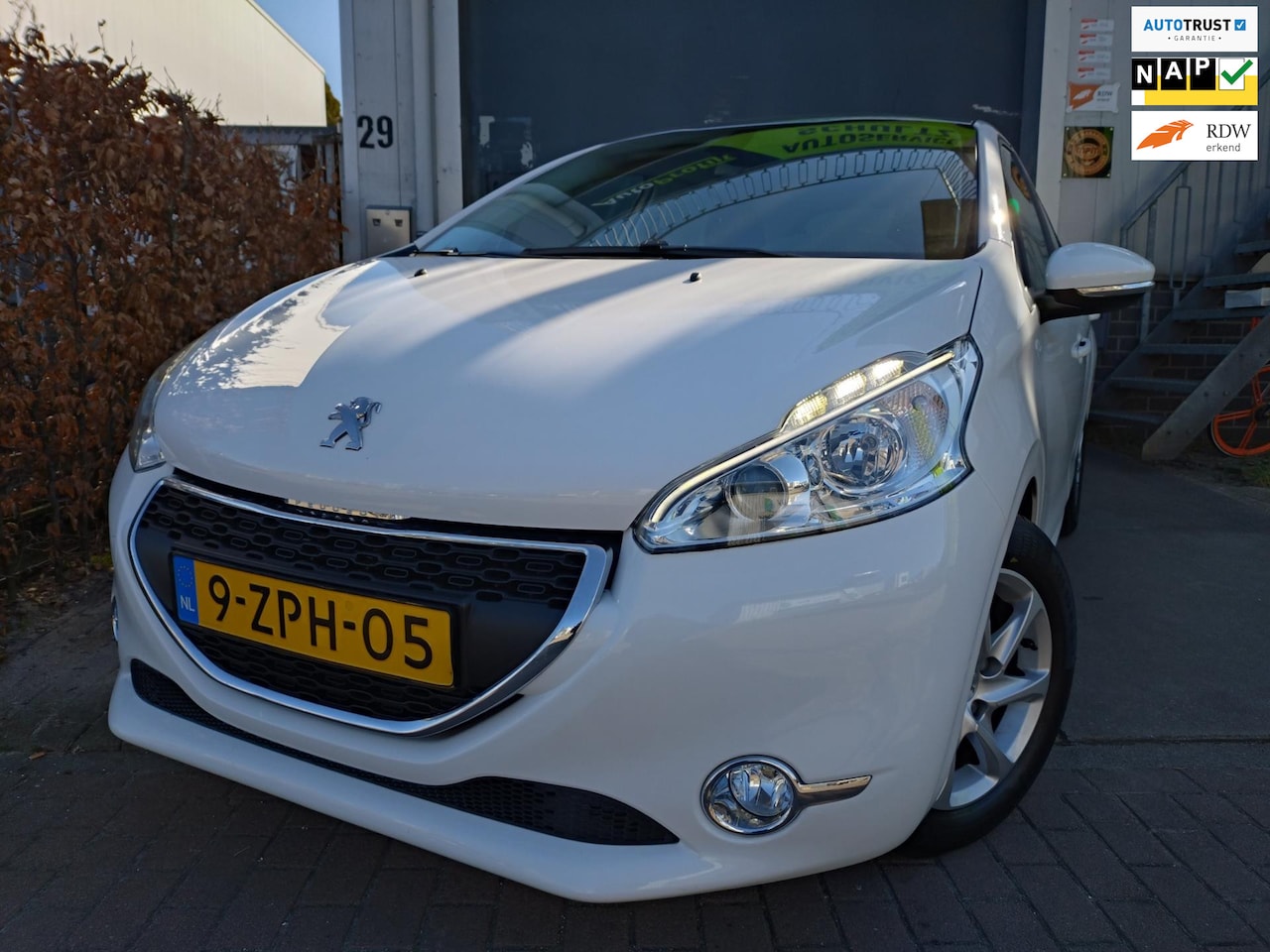 Peugeot 208 - 1.2 VTi Allure pano navi stoelverwarming - AutoWereld.nl