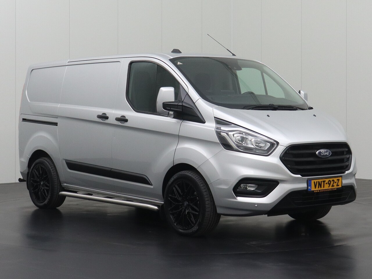 Ford Transit Custom - 2.0TDCI 130PK Achterdeuren | 2500Kg Trekhaak | Navigatie | Multimedia | 3-Persoons - AutoWereld.nl