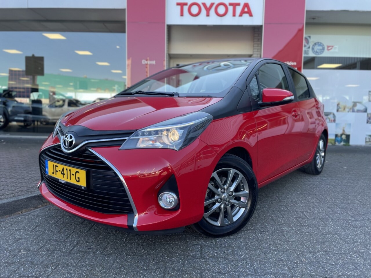 Toyota Yaris - 1.3 VVT-i Trend Bi-Tone | Navi | Trekhaak | Stoelverwarming - AutoWereld.nl