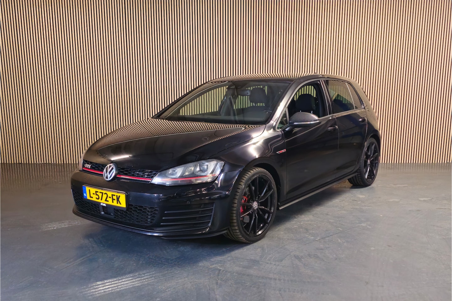 Volkswagen Golf - 2.0 TSI GTI - Stoelverwarming - 19' - Climate Control - Navi - AutoWereld.nl