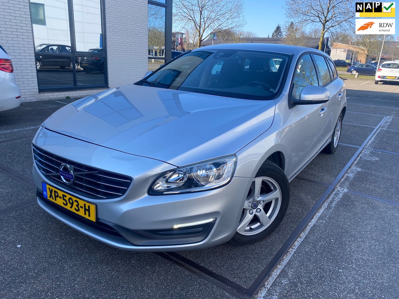 Volvo V60 - 1.6 D2 Kinetic / 1 JAAR APK / AUTOMAAT / AIRCO / BOEKJES / ZEER NETTE AUTO!!!! - AutoWereld.nl