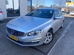 Volvo V60 - 1.6 D2 Kinetic / 1 JAAR APK / AUTOMAAT / AIRCO / BOEKJES / ZEER NETTE AUTO