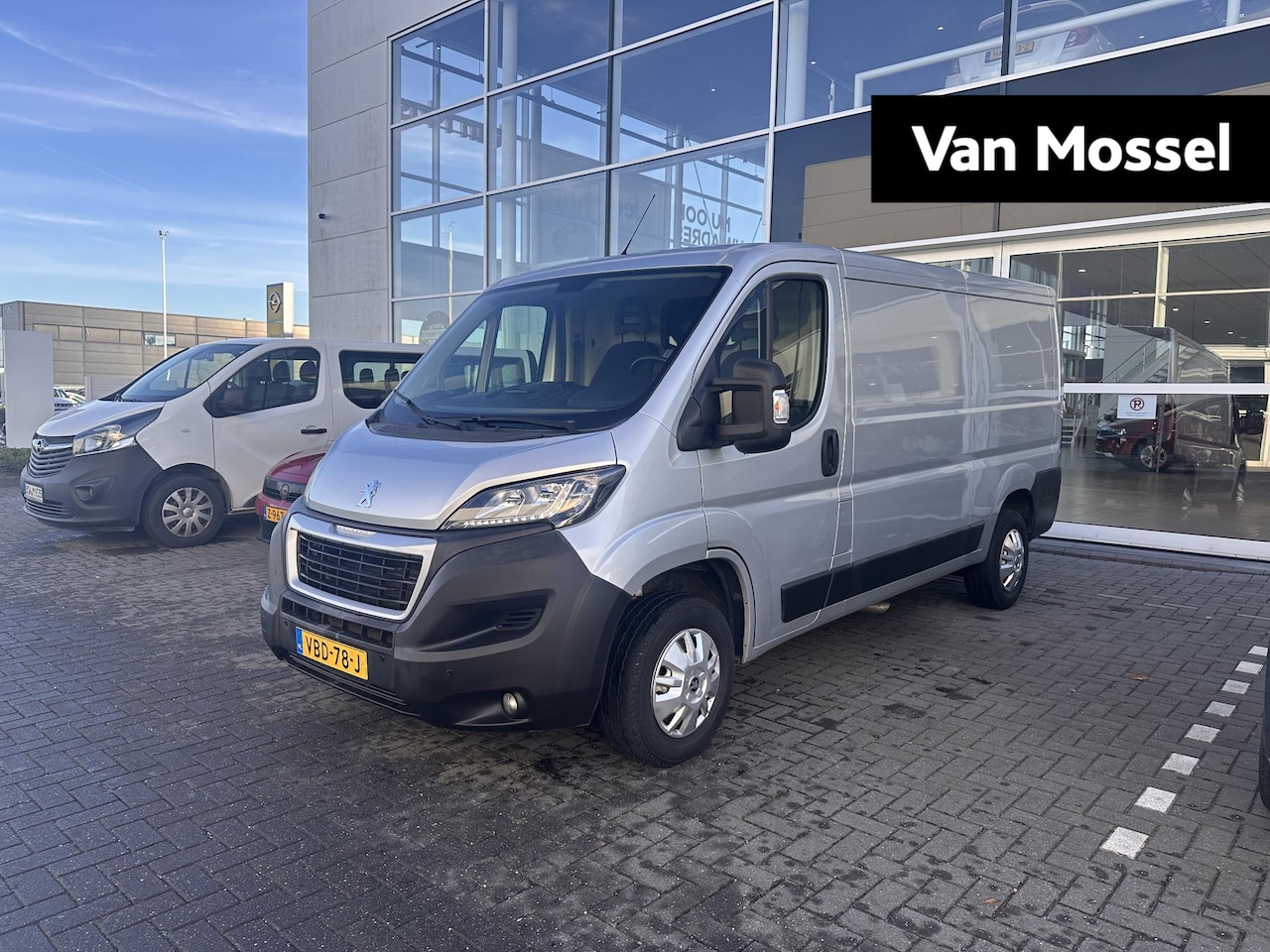 Peugeot Boxer - 330 2.0 BlueHDI L2H1 Premium | Houten Betimmering | Parkeersensoren | Trekhaak | Navigatie - AutoWereld.nl