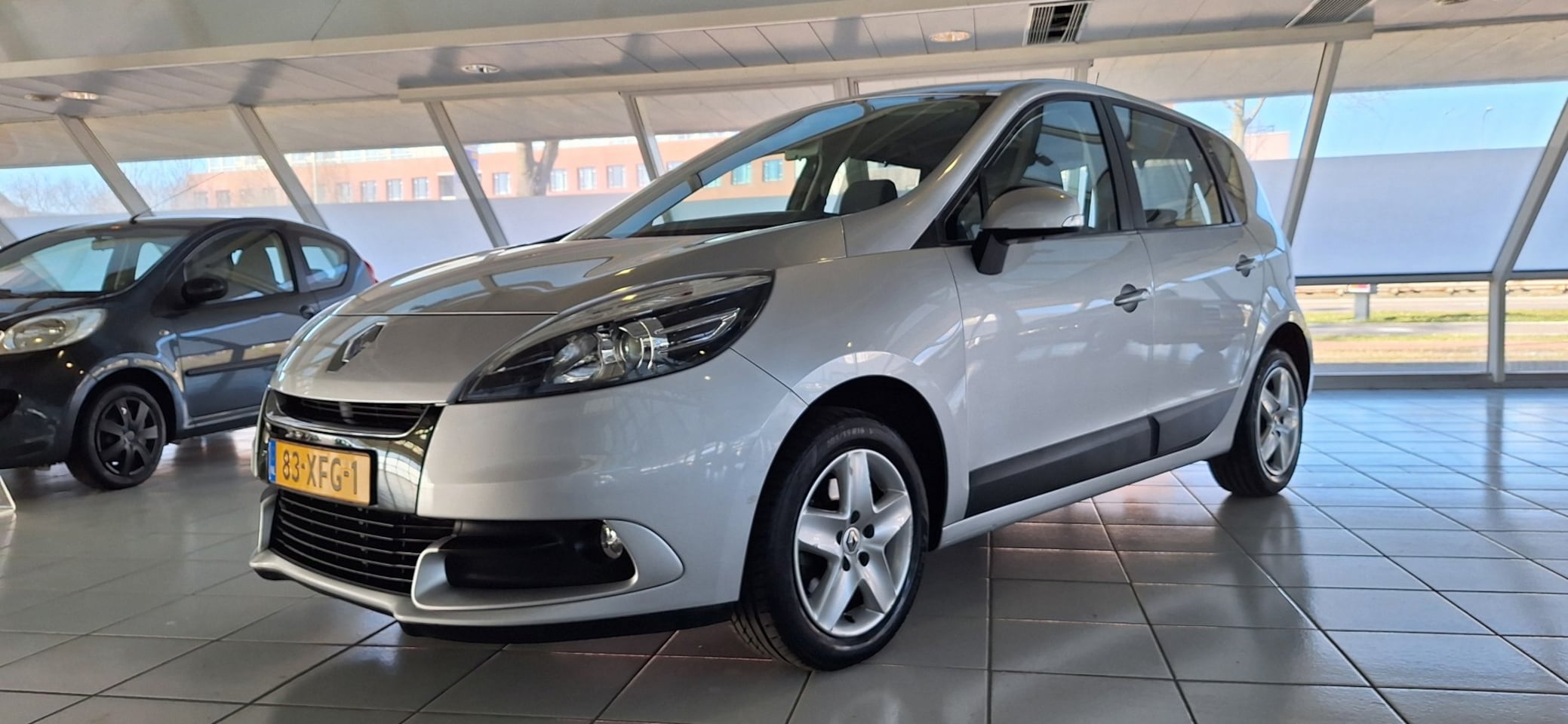 Renault Scénic - 1.6 Expression met navi/bluetooth/ecc - AutoWereld.nl