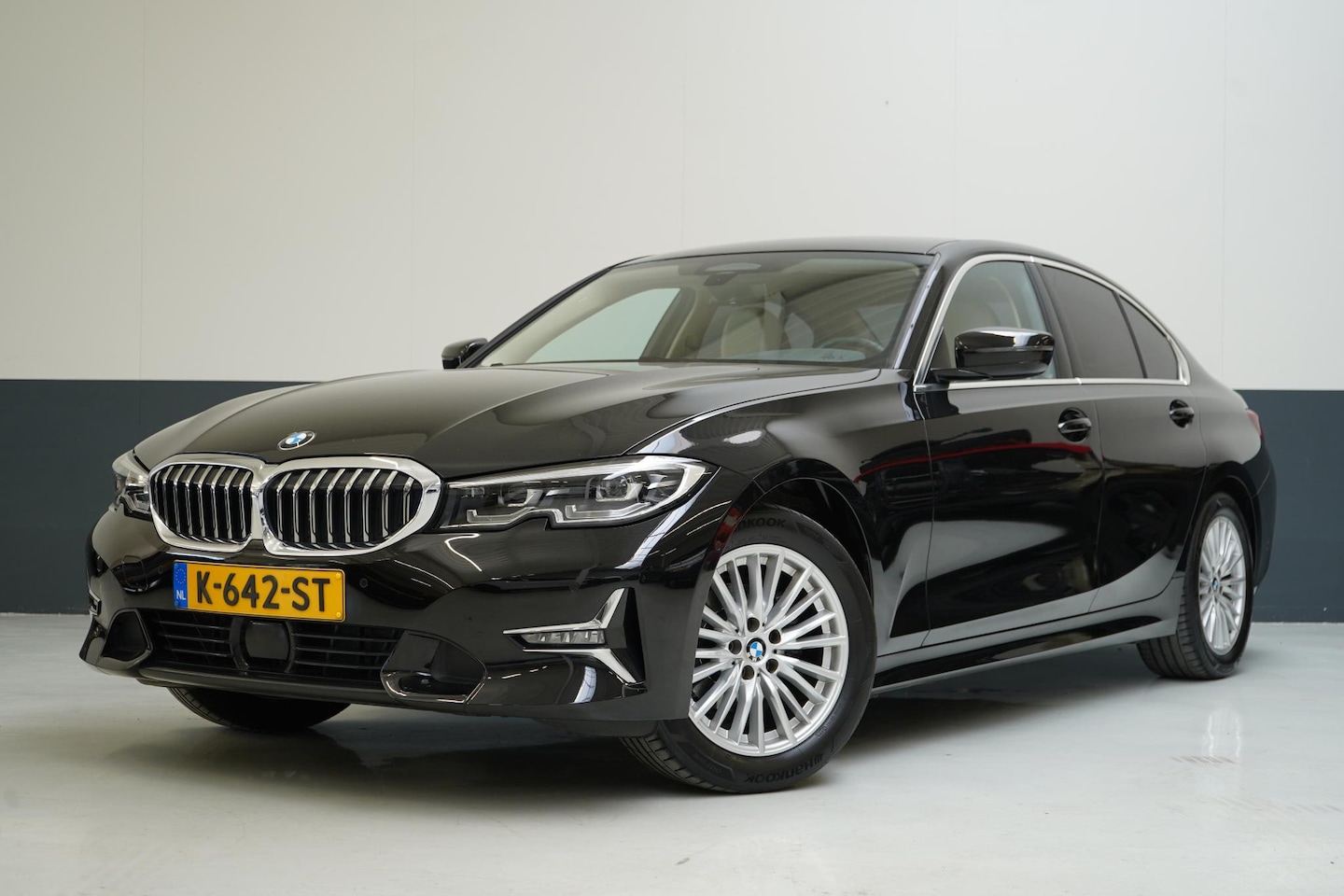 BMW 3-serie - 318i High Executive Automaat | Navigatie | Achteruitrijcamera | Apple CarPlay | Sportstoel - AutoWereld.nl