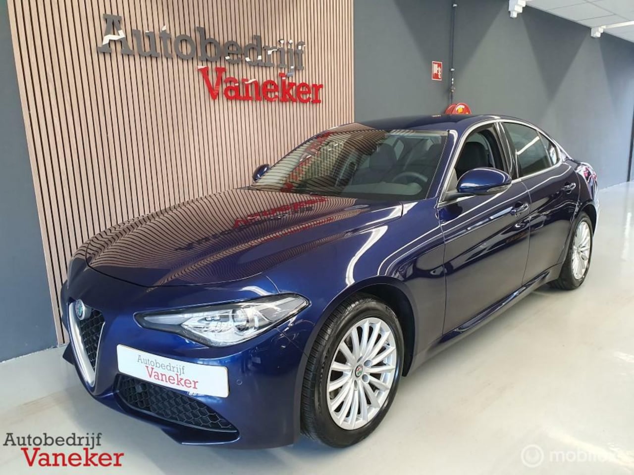 Alfa Romeo Giulia - 2.0 200PK 10-2019|Carplay|Nav|Leder|Camera|Dealer onderhouden - AutoWereld.nl