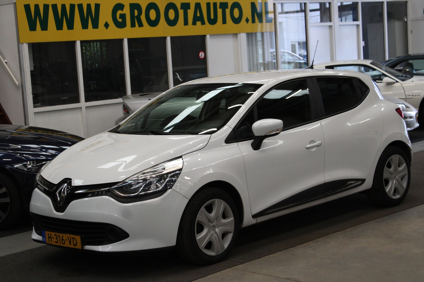 Renault Clio - 1.2 Collection Airco, Cruise control, Navi, Stuurbekrachtiging - AutoWereld.nl