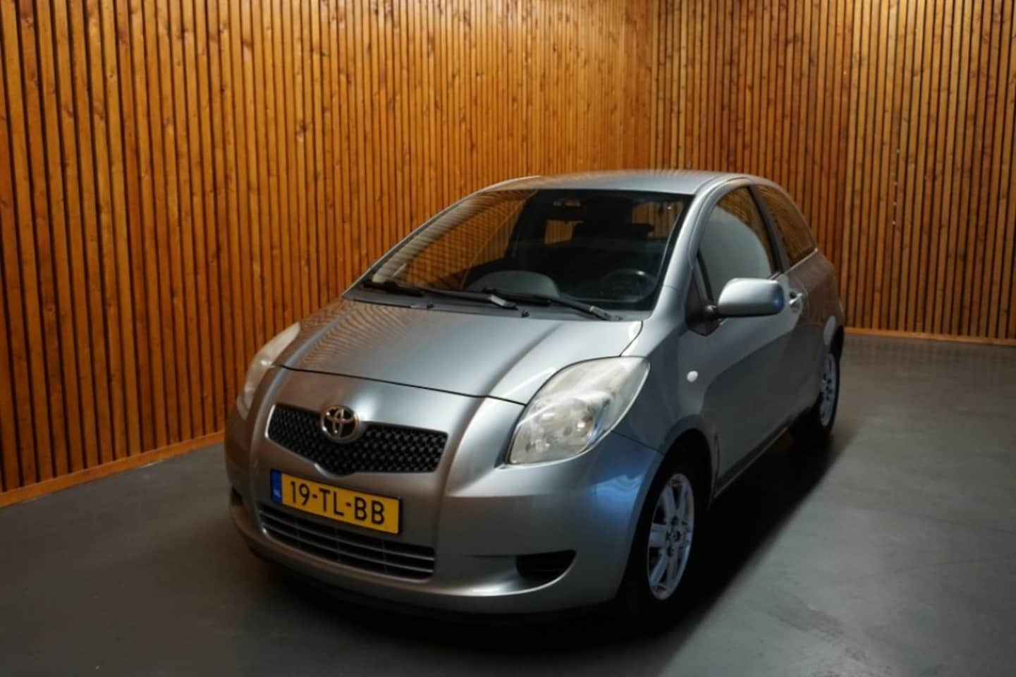 Toyota Yaris - 1.3 VTTI SOL AUTOMAAT/ APK 2-2026 - AutoWereld.nl