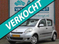 Daihatsu Sirion 2 - 1.0-12V Trend, Stuurbekr, Metallic, Rijklaar, APK 1-26