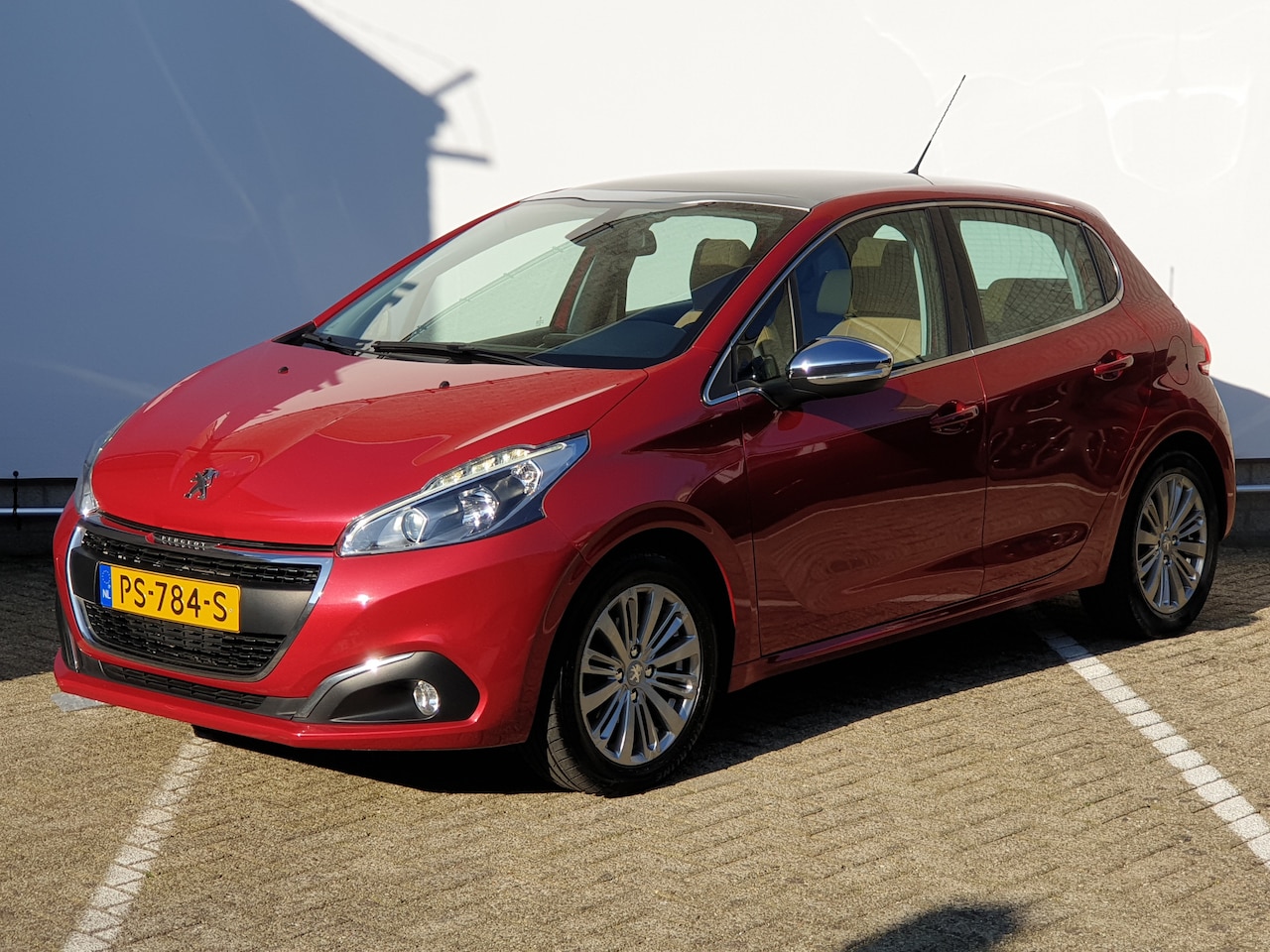 Peugeot 208 - 1.2 PureTech Allure | panoramadak | parkeersensor achter - AutoWereld.nl