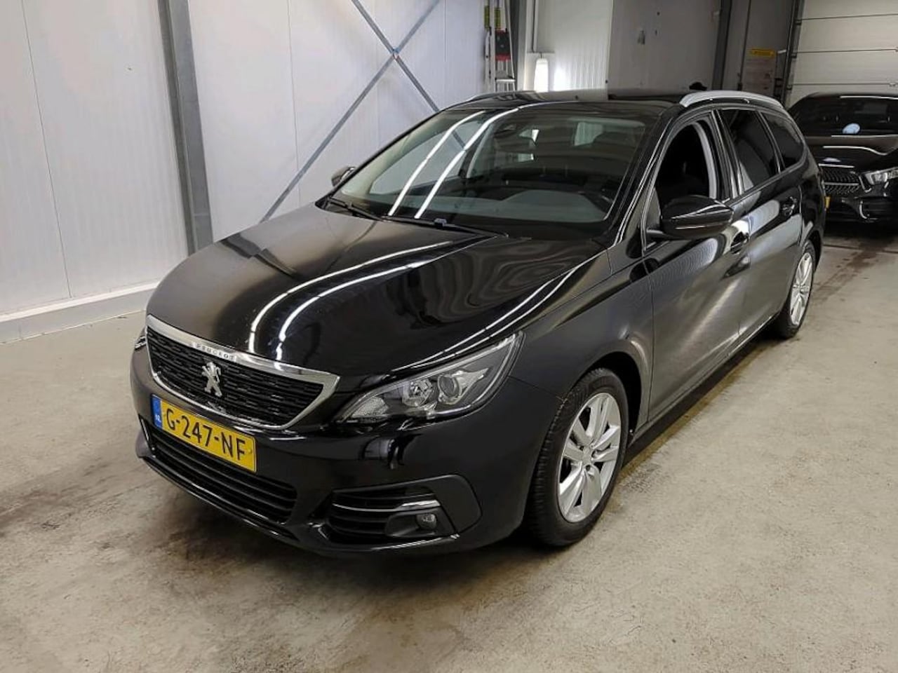 Peugeot 308 SW - 1.2 PureTech Blue Lease Executive | airco (automatisch) | cruise control | navigatiesystee - AutoWereld.nl