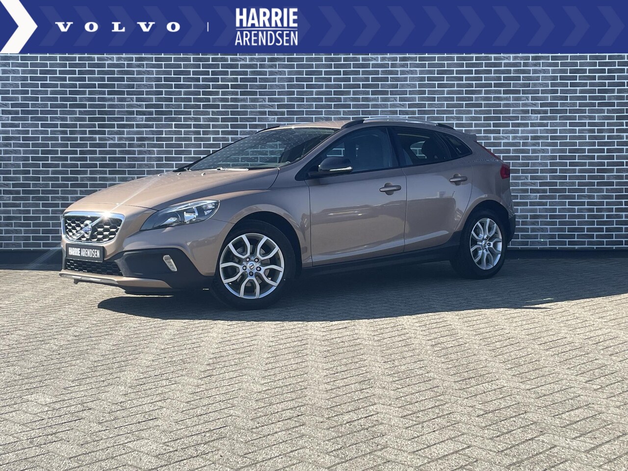 Volvo V40 Cross Country - 1.6 T4 Momentum | Navigatie | trekhaak | 17 Inch LM wielen | Parkeersensoren - AutoWereld.nl