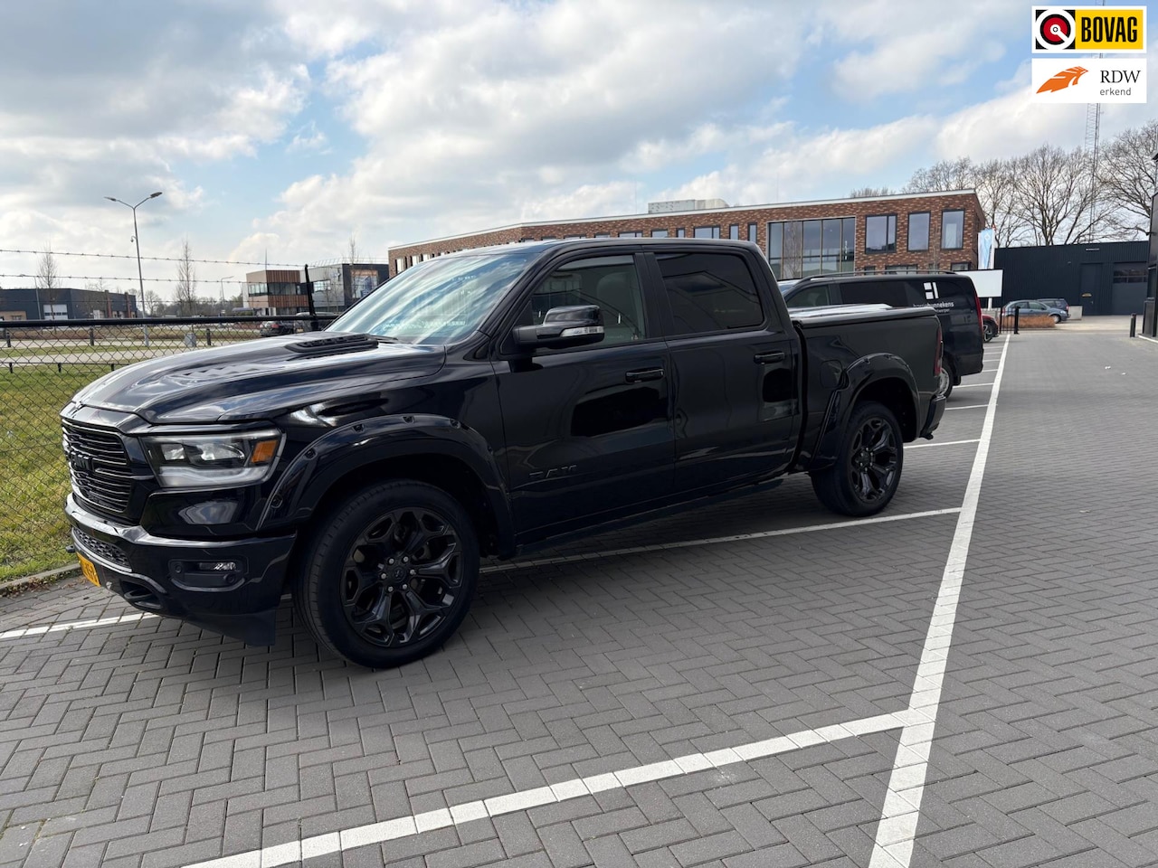 Dodge Ram 1500 - 5.7 V8 4x4 Crew Cab Laramie night edition Luchtvering 22 inch LPG/G3 - AutoWereld.nl