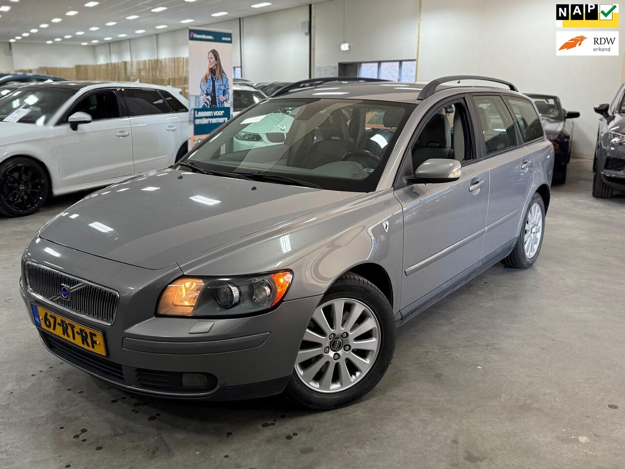 Volvo V50 - 2.4i Momentum / AUTOMAAT / NAP / RIJDT SCHAKELT GOED - AutoWereld.nl