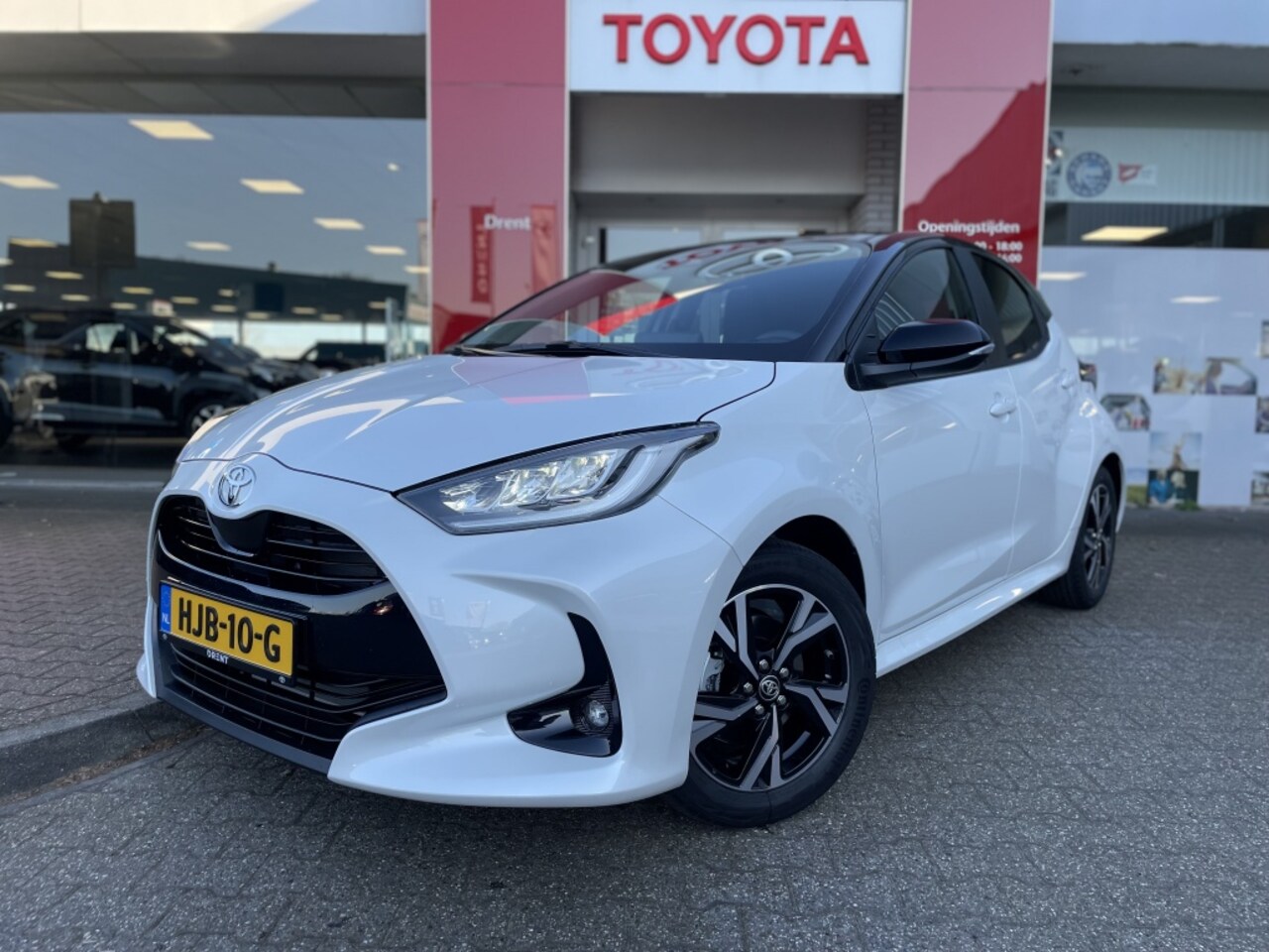 Toyota Yaris - 1.5 Hybrid 115 First Edition Bi-Tone | Stuur- en stoelverwarming - AutoWereld.nl