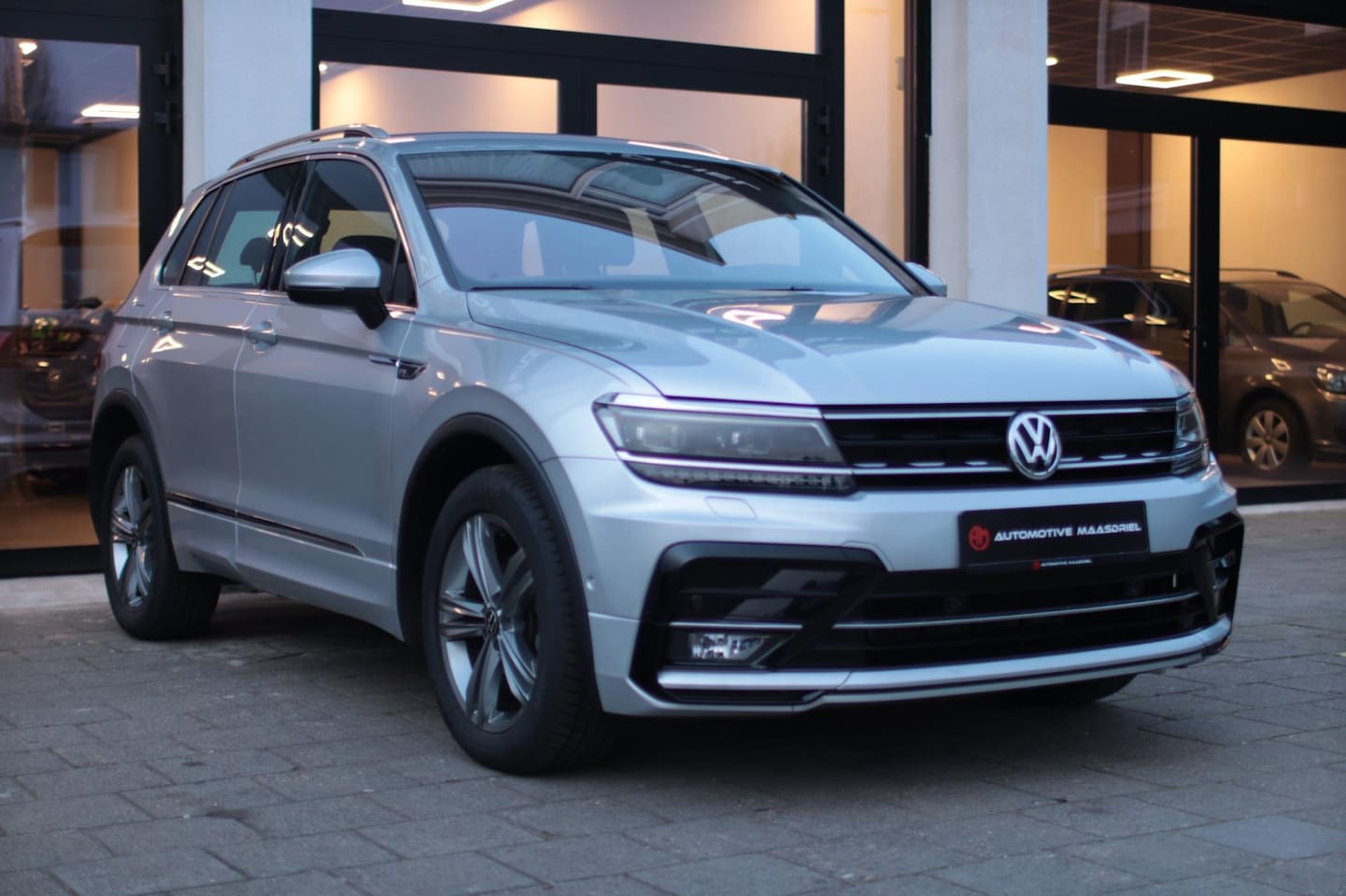 Volkswagen Tiguan - 1.4 TSI 4Motion| R-Line|ACC|DigiDash|18Inch|LaneAssist| - AutoWereld.nl