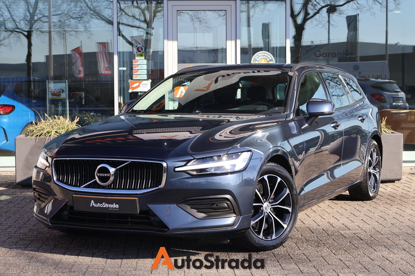 Volvo V60 - B3 Momentum 163pk Geartronic | Stoelverwarming | LED | Cruise | Climate | Trekhaak | Camer - AutoWereld.nl