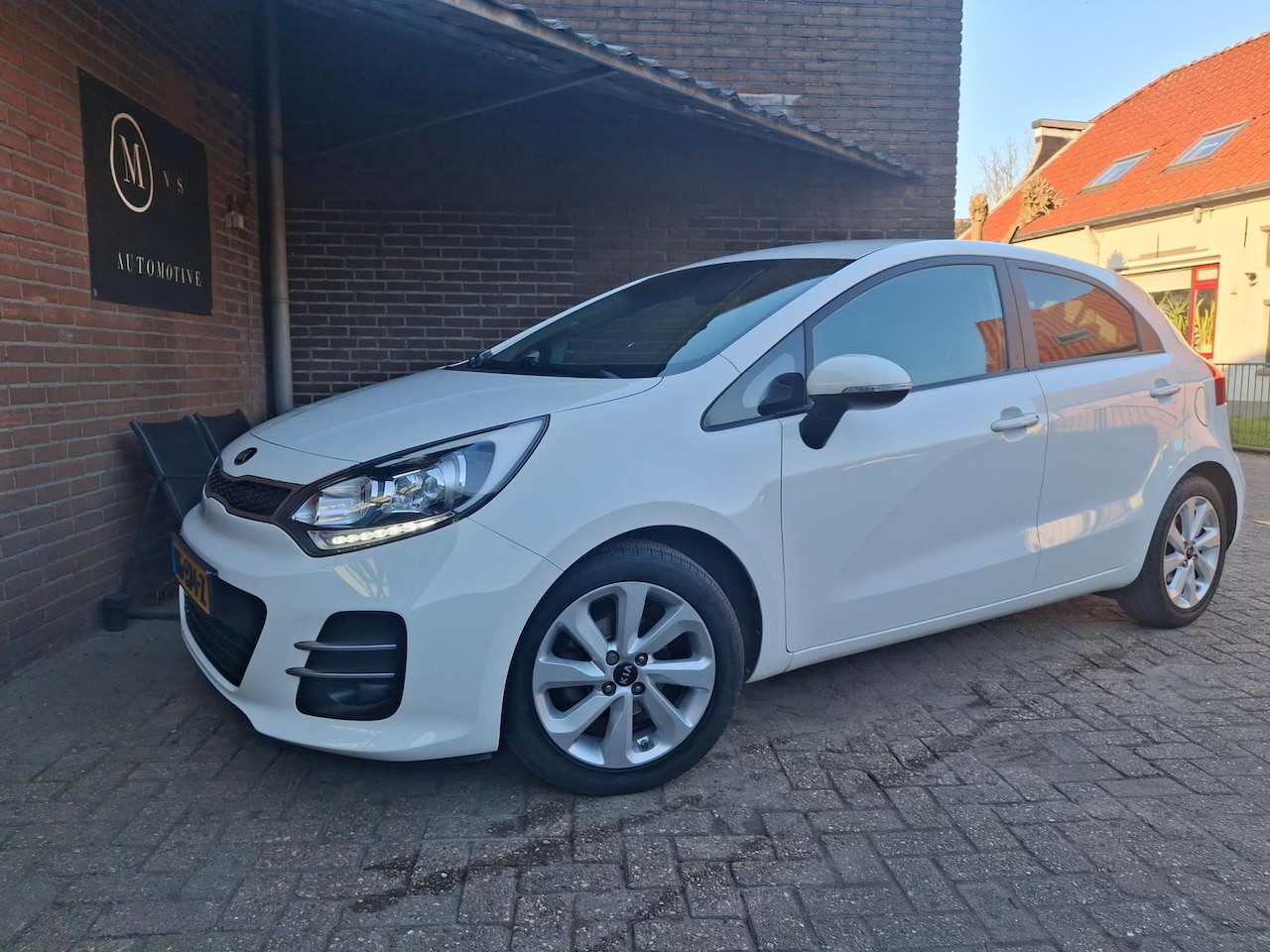 Kia Rio - 1.2 CVVT ExecutiveLine 84PK Navigatie / Cruise Controle / Clima / 1e Eigenaar / Stoelverwa - AutoWereld.nl