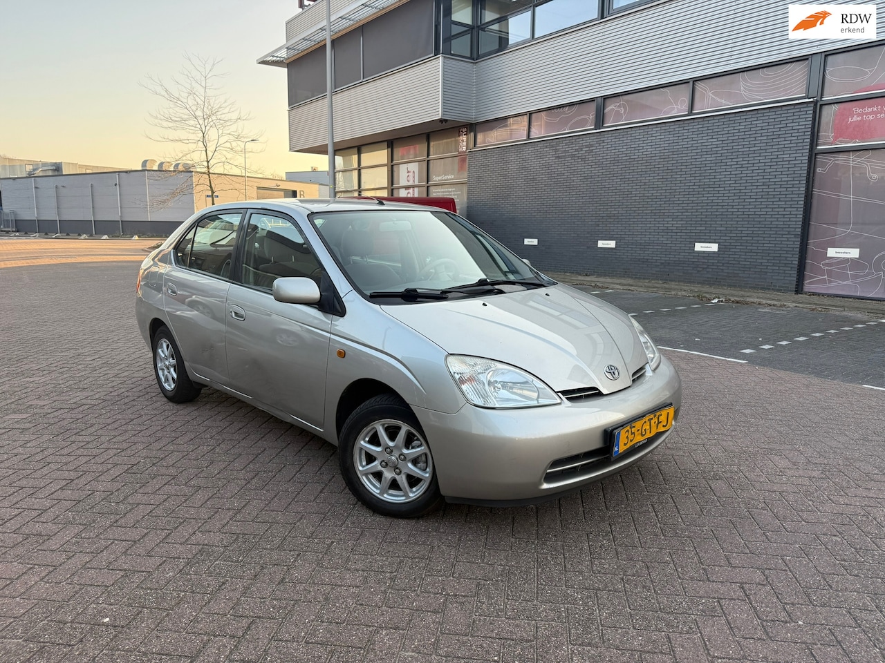 Toyota Prius - 1.5 VVT-i Automaat rijd en schakelt perfect - AutoWereld.nl