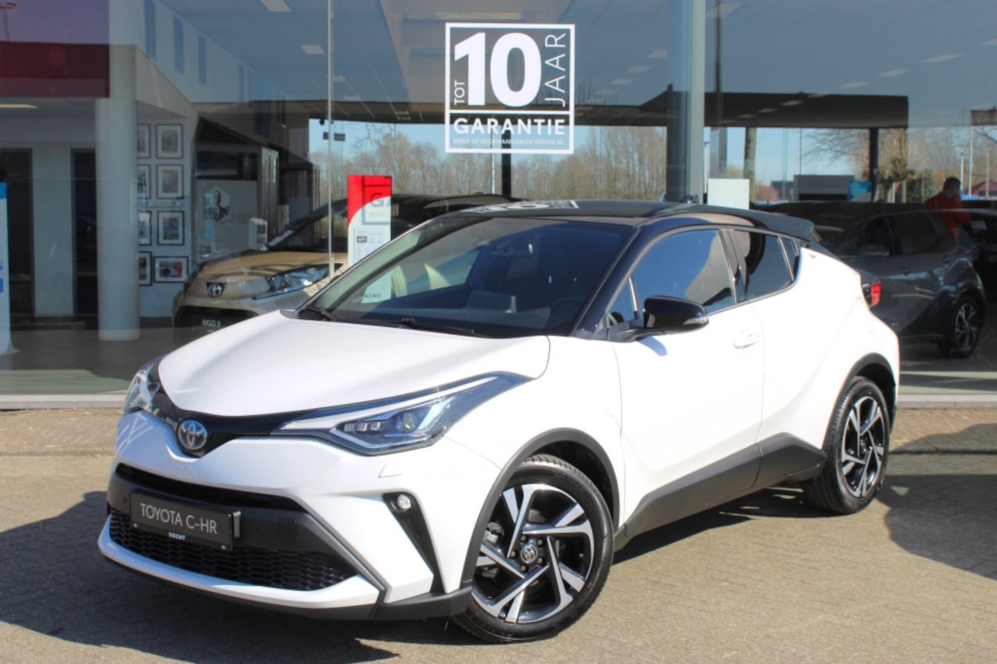 Toyota C-HR - 1.8 Hybrid Style Bi-Tone | Premium Pack | Navi | Sensoren v/a | - AutoWereld.nl