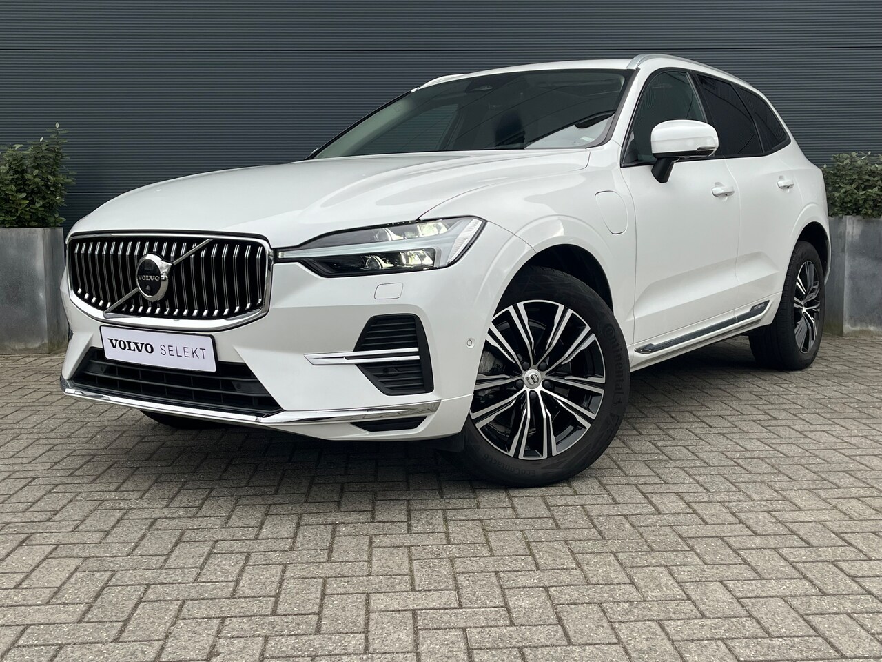 Volvo XC60 - 2.0 T6 Plug-in hybrid AWD Inscription Exclusive | Luchtvering | HUD | Massage | Trekhaak | - AutoWereld.nl
