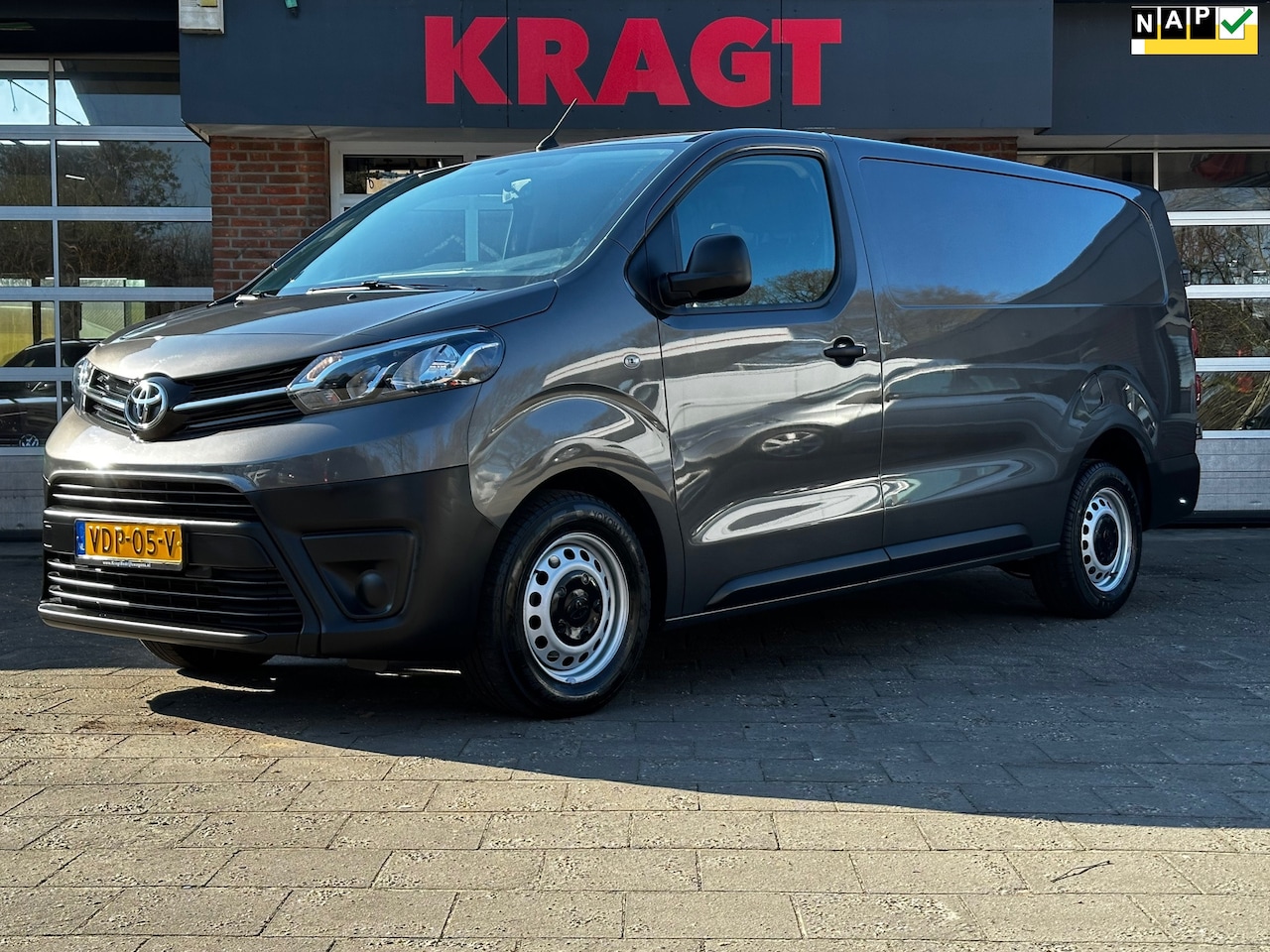 Toyota PROACE Long Worker - 2.0 D-4D Cool Comfort Airco, Cruise, Trekhaak, drie zitplaatsen, 122 Pk, NAP - AutoWereld.nl