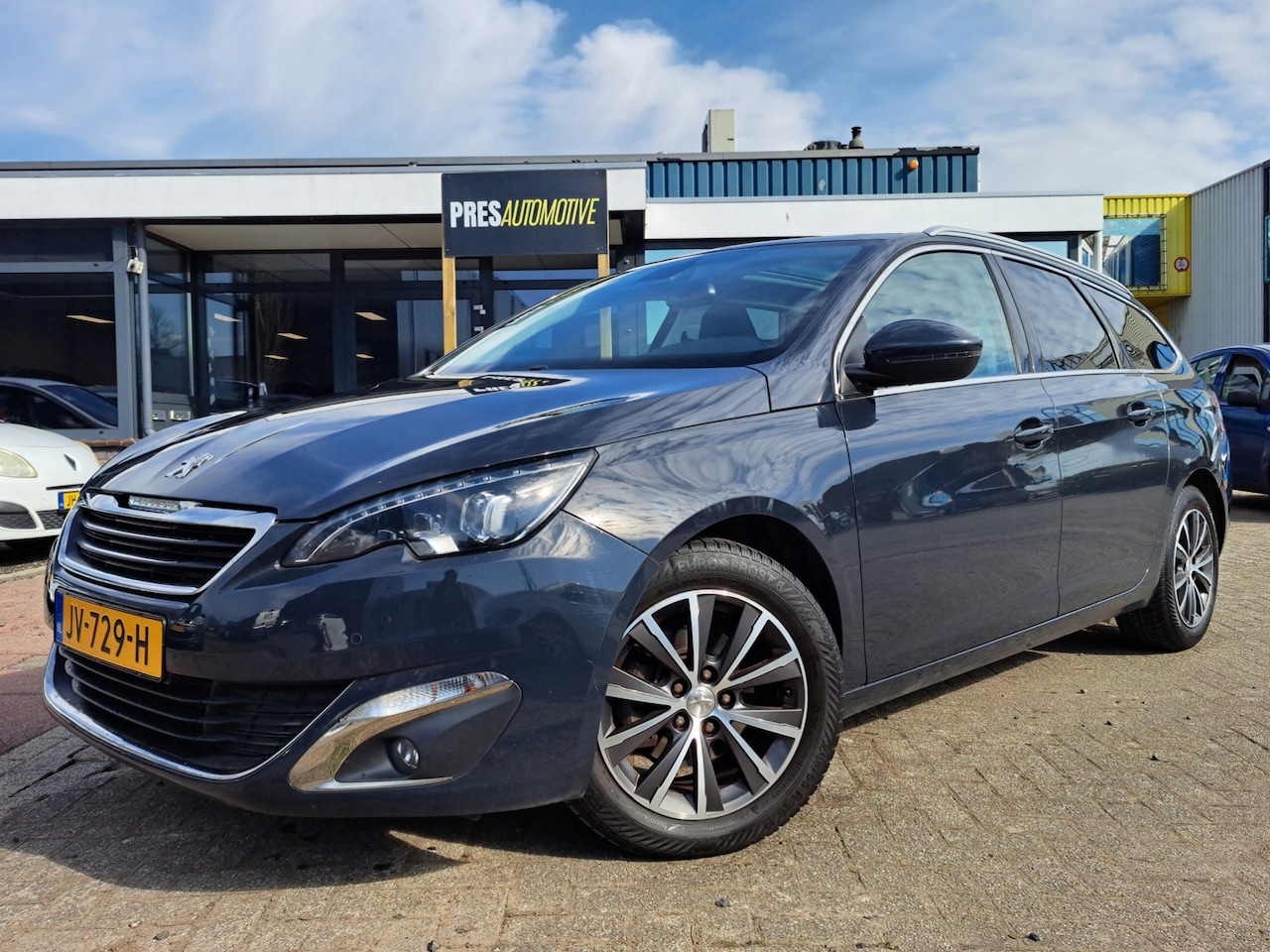 Peugeot 308 SW - 1.2 PureTech Blue Lease Premium |PANO|NAVI - AutoWereld.nl