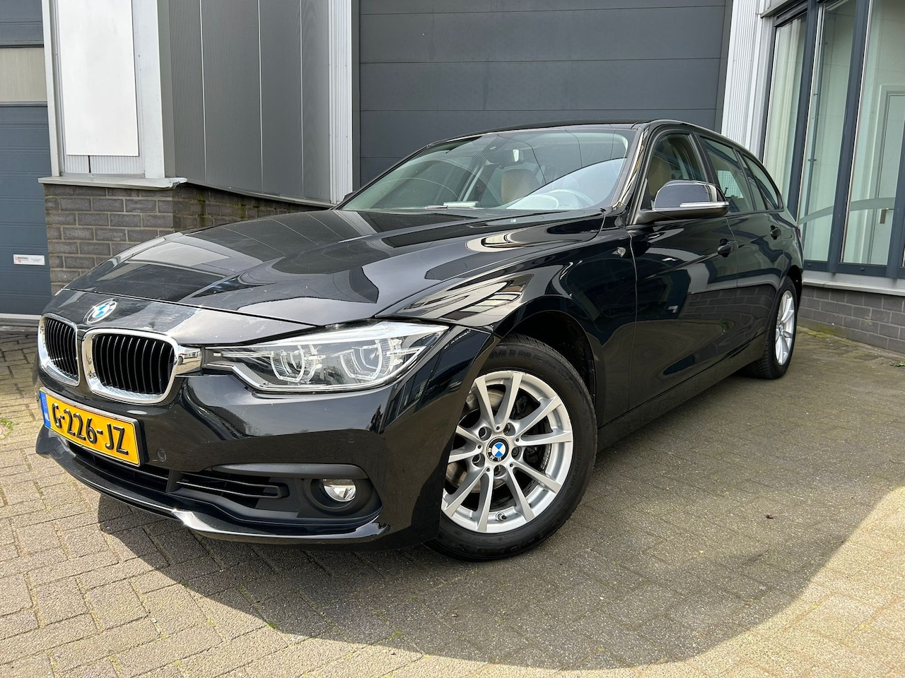 BMW 3-serie Touring - 318i Corporate Lease High Executive Leder - AutoWereld.nl