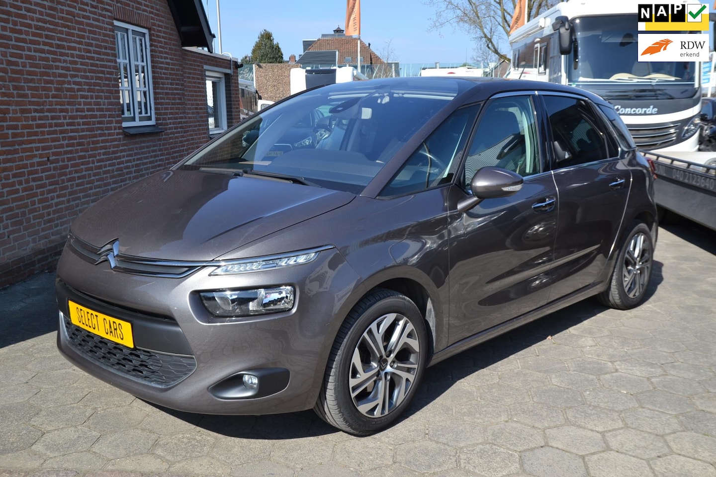 Citroën C4 Picasso - 1.2 PureTech Exclusive`- Airco - navi+Camara - cruise control - Velgen - Trekhaak - Parkee - AutoWereld.nl