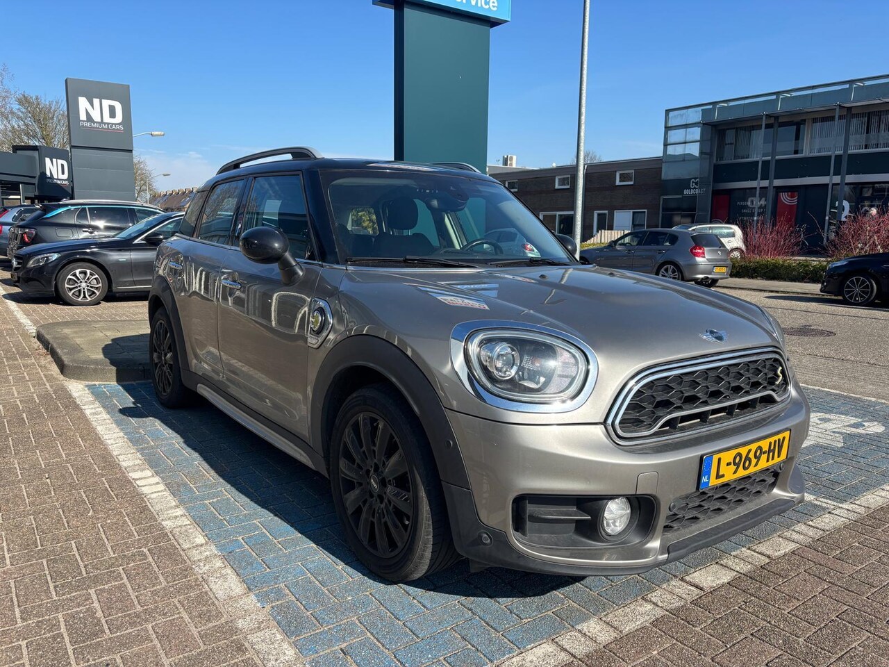 MINI Countryman - 2.0 Cooper S E ALL4 Chili | Schuif-dak | Vol-leder | Apple carplay | Serious Business-pakk - AutoWereld.nl