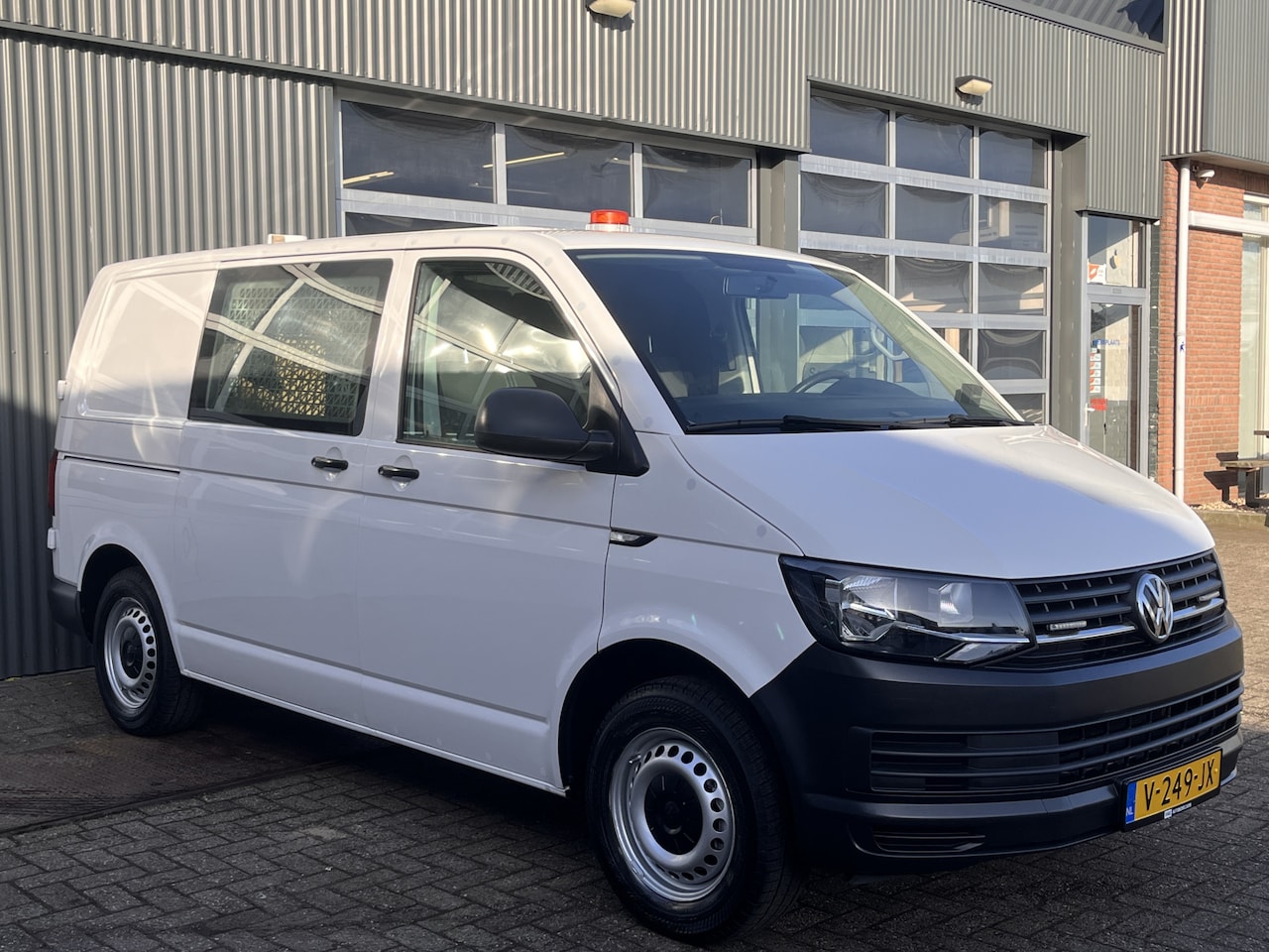 Volkswagen Transporter - 2.0 TDI L1H1 Kastinrichting Airco Trekhaak 2200kg trekgewicht Omvormer Standkachel Telefoo - AutoWereld.nl