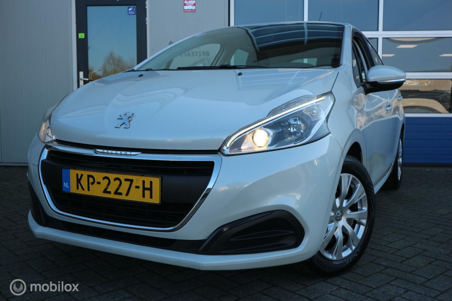 Peugeot 208 - 1.2 PureTech Active 5-DRS PARELMOER WIT/NL-AUTO - AutoWereld.nl