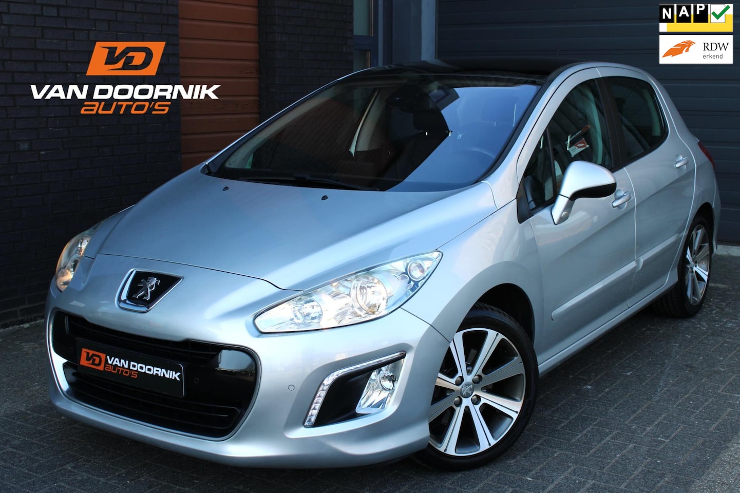 Peugeot 308 - 1.6 THP Allure Automaat/Trekhaak/Leder/Panoramadak/Navigatie - AutoWereld.nl