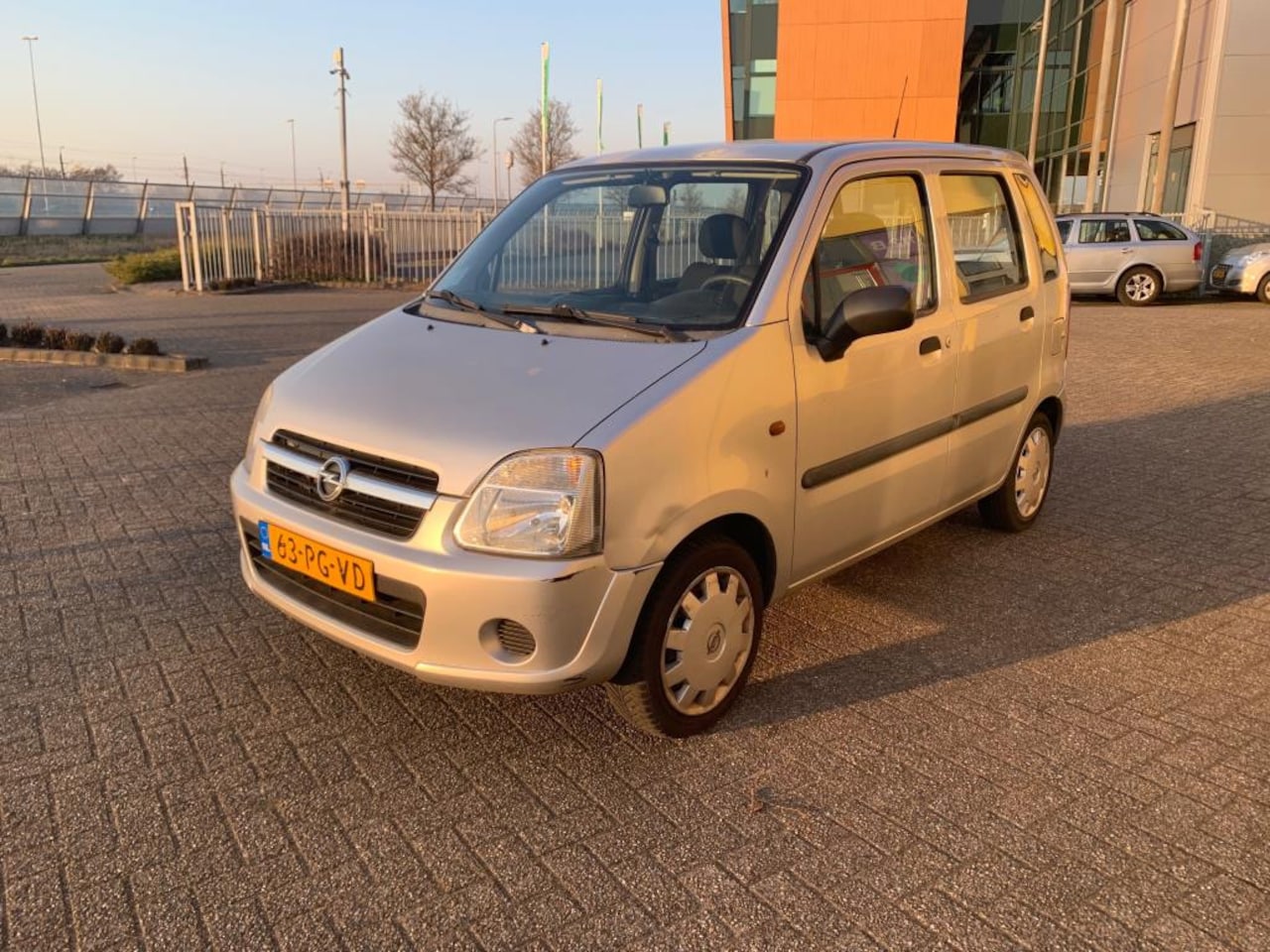 Opel Agila - 1.0-12V Essentia Zilver 2004 Stuurbekr NAP - AutoWereld.nl