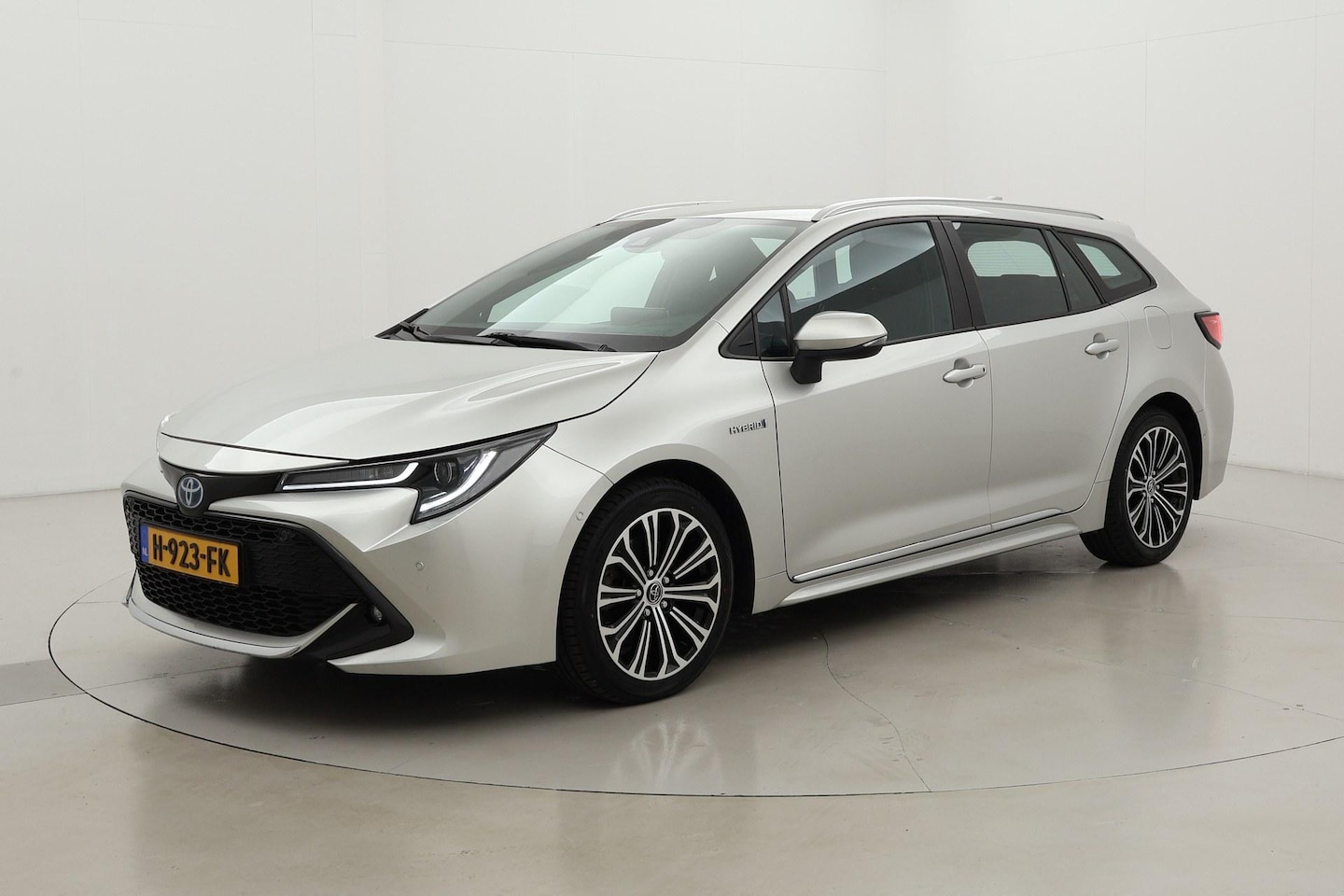 Toyota Corolla Touring Sports - 2.0 Hybrid Style | Trekhaak | Navigatie | Head-up display | Stoelverwarming | Keyless | 17 - AutoWereld.nl