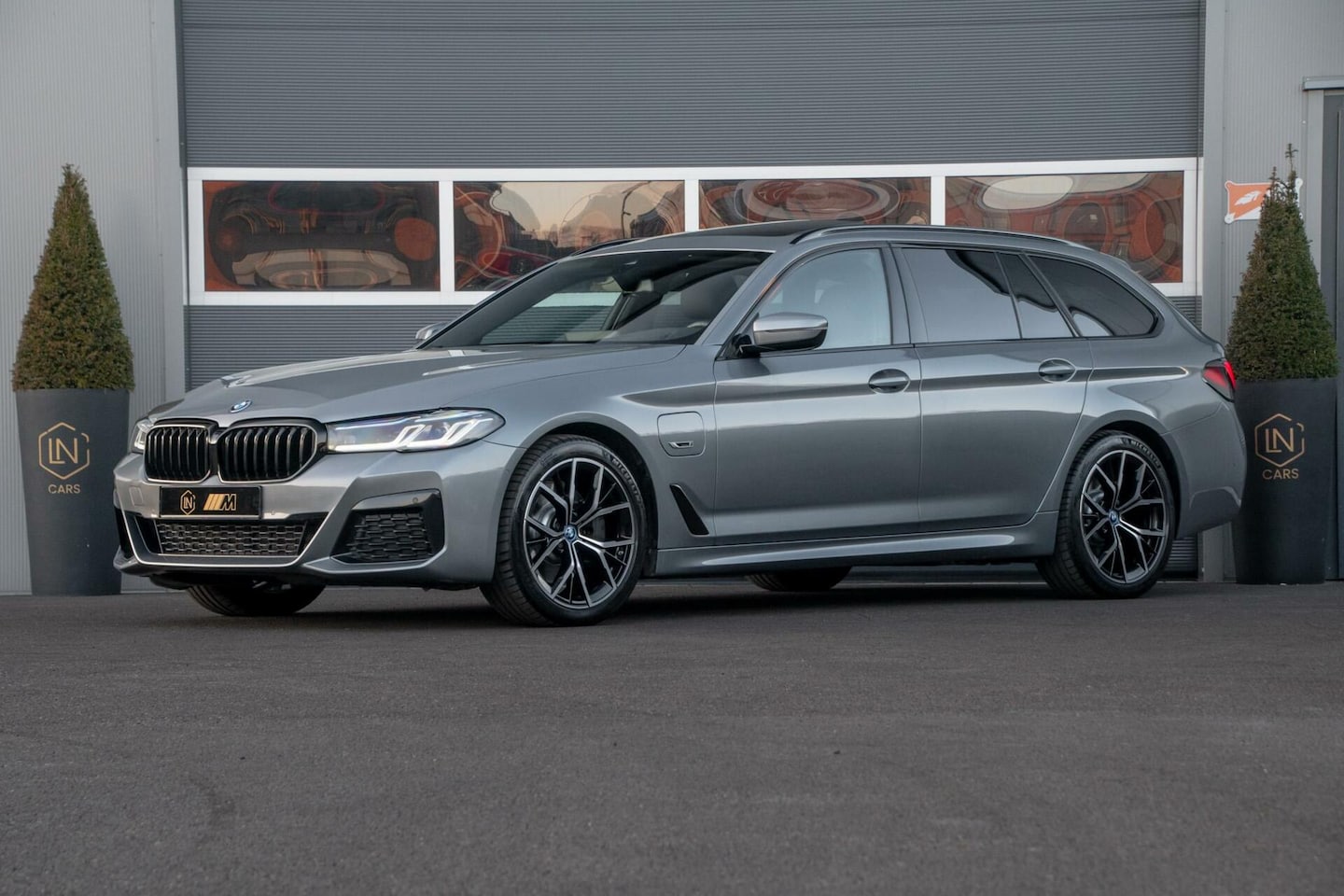 BMW 5-serie Touring - 530e xDrive | HUD | Pano | DAB | Laser - AutoWereld.nl