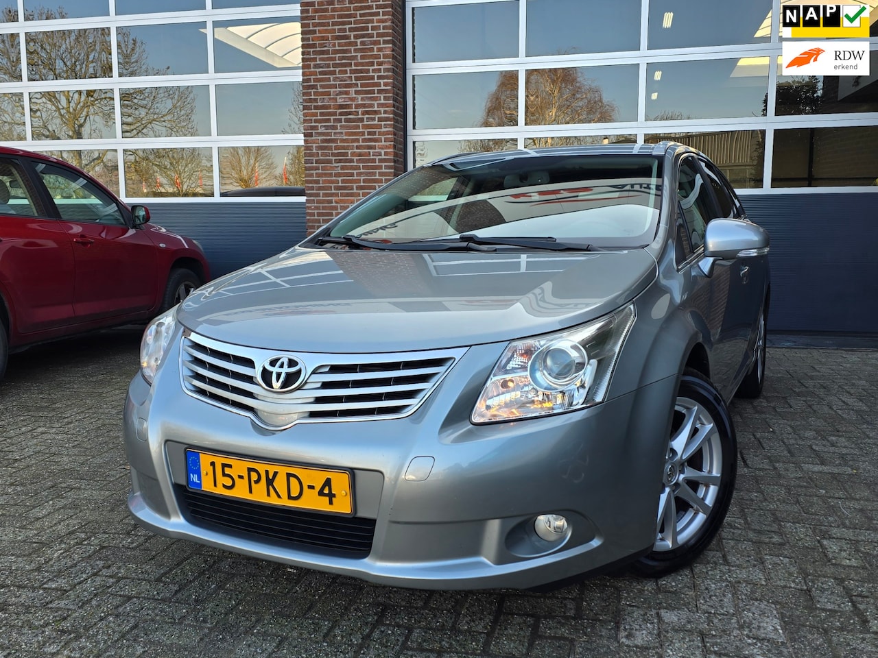 Toyota Avensis Wagon - 1.8 VVTi Business Automaat |Leer |Nap |Camera - AutoWereld.nl